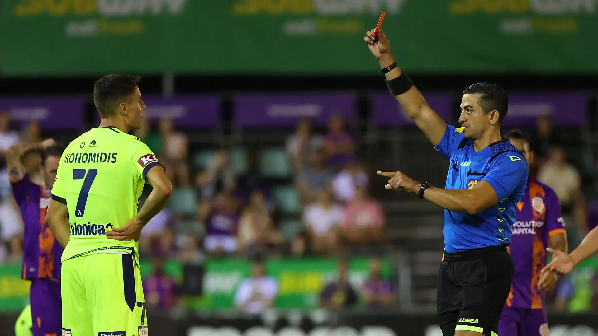 Durante la sfida tra Perth Glory e Melbourne Victory, Clisby e Ikonomidis si sono scontrati. L'arbitro ha estratto il cartellino rosso per entrambi