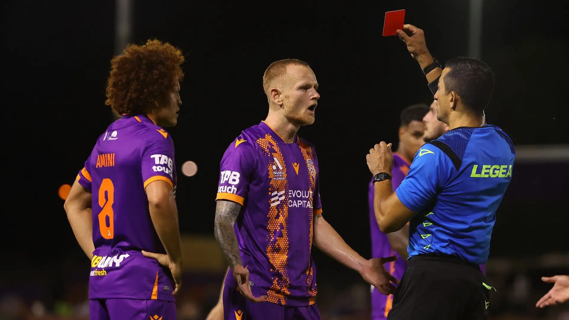 In foto il momento in cui l'arbitro ha espulso il calciatore Jack Clisby