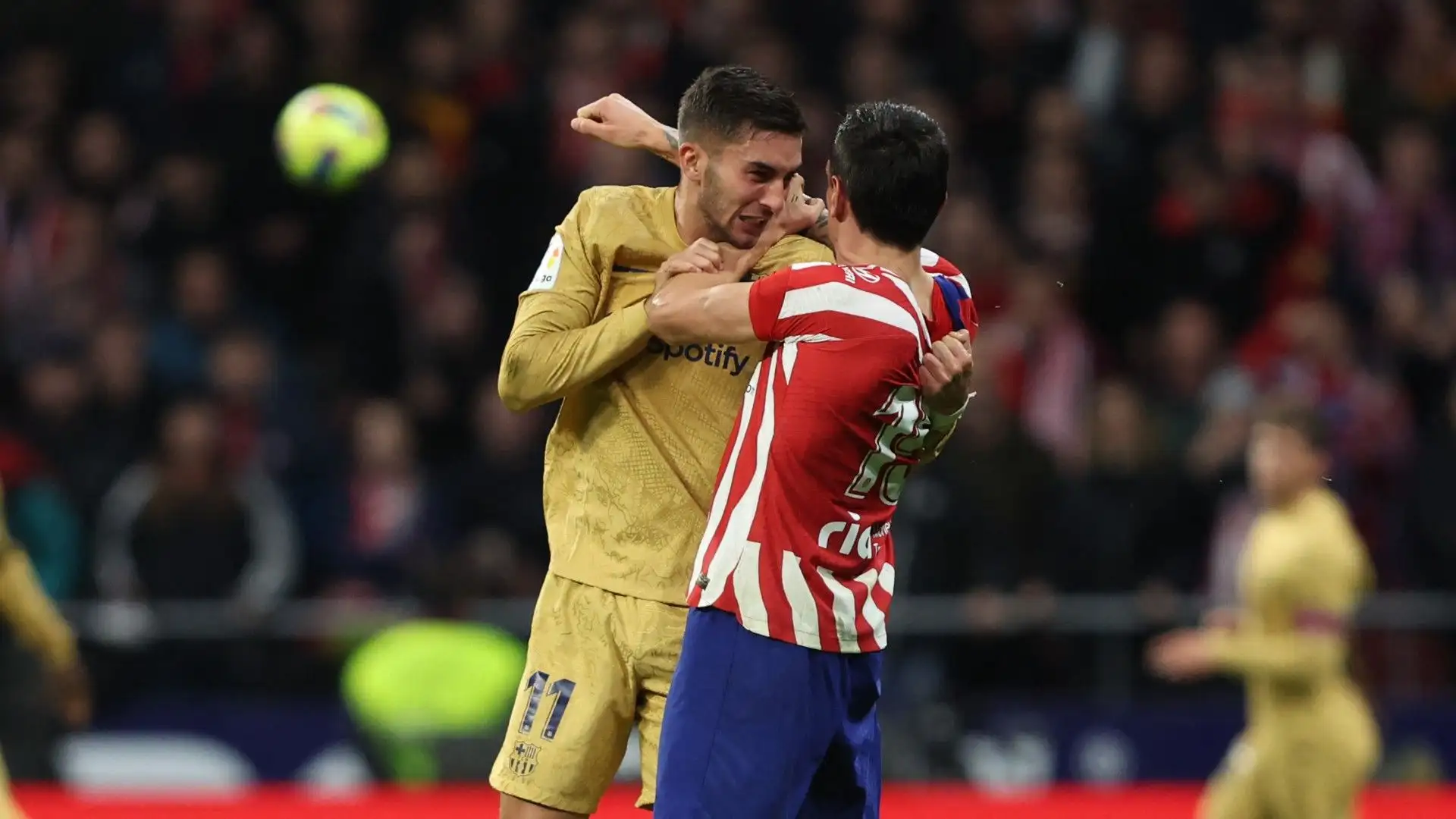 Scontro tra Ferrán Torres e Stefan Savić: espulsi entrambi. Le foto