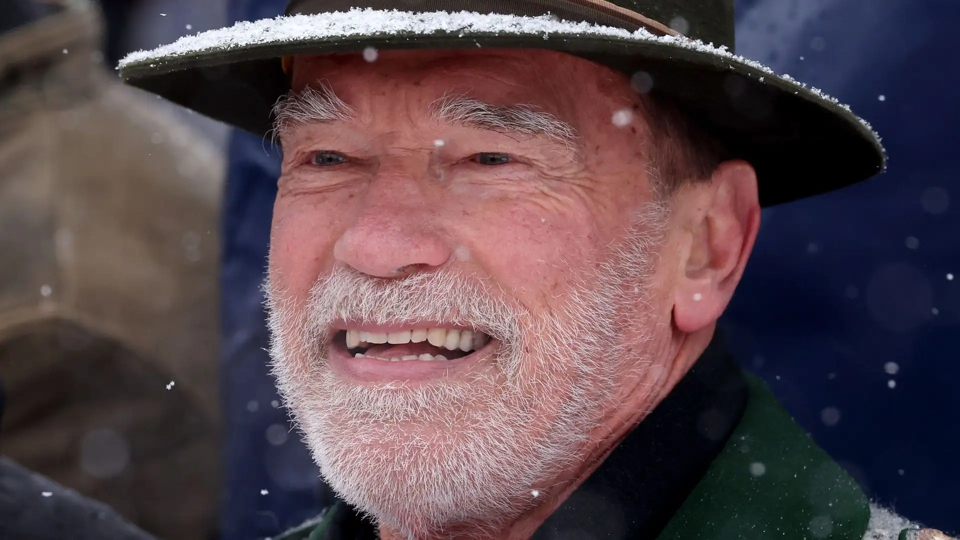 Arnold Schwarzenegger ha sorriso ai fotografi presenti: ecco un suo primo piano