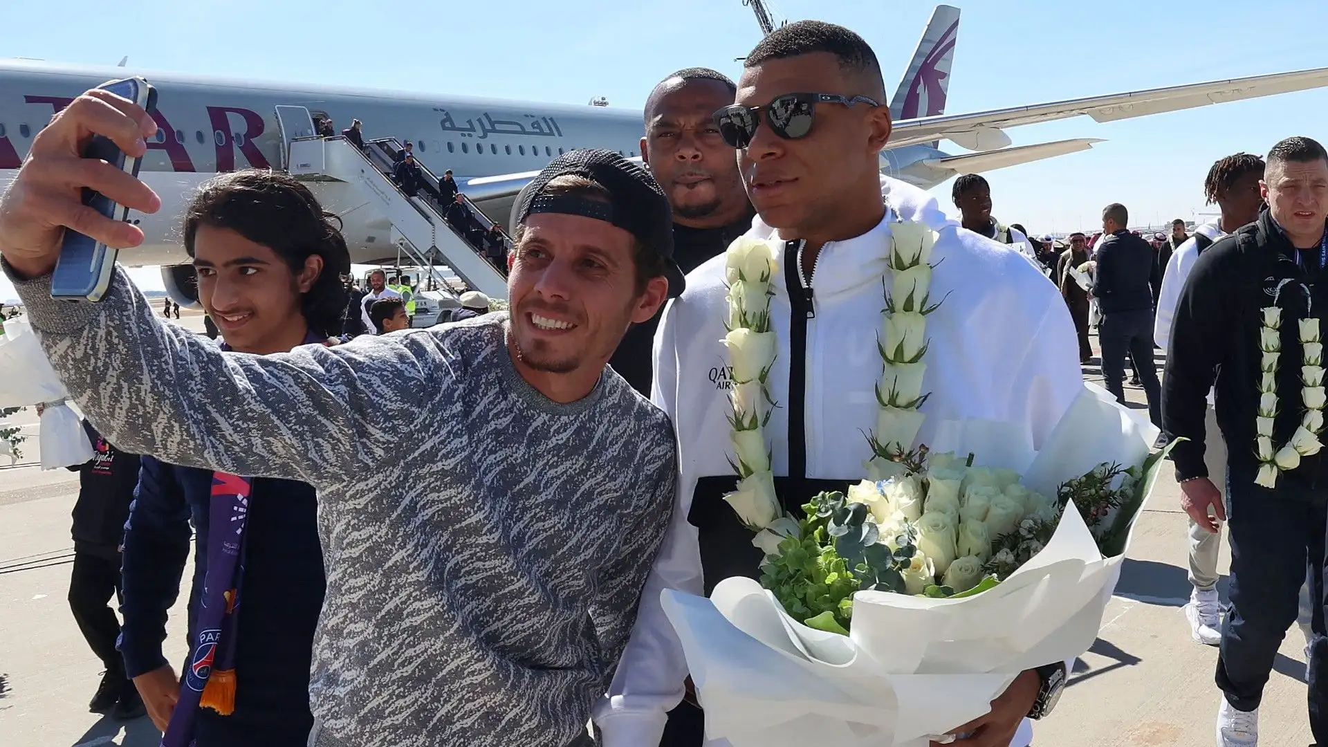 Fortunati questi tifosi: si sono fatti una foto con Kylian Mbappé 