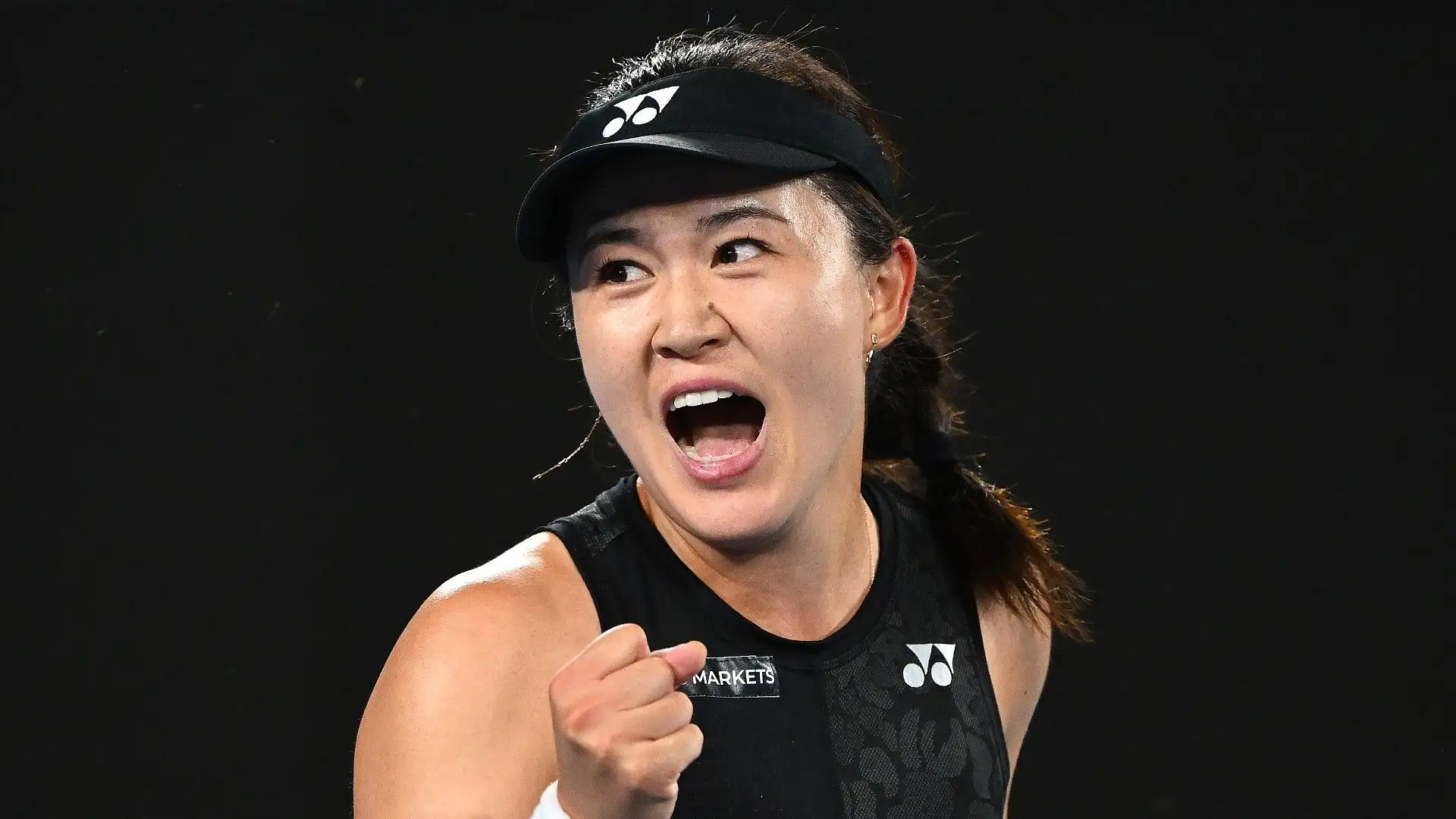 In foto Zhu Lin mentre esulta per un punto messo a segno
