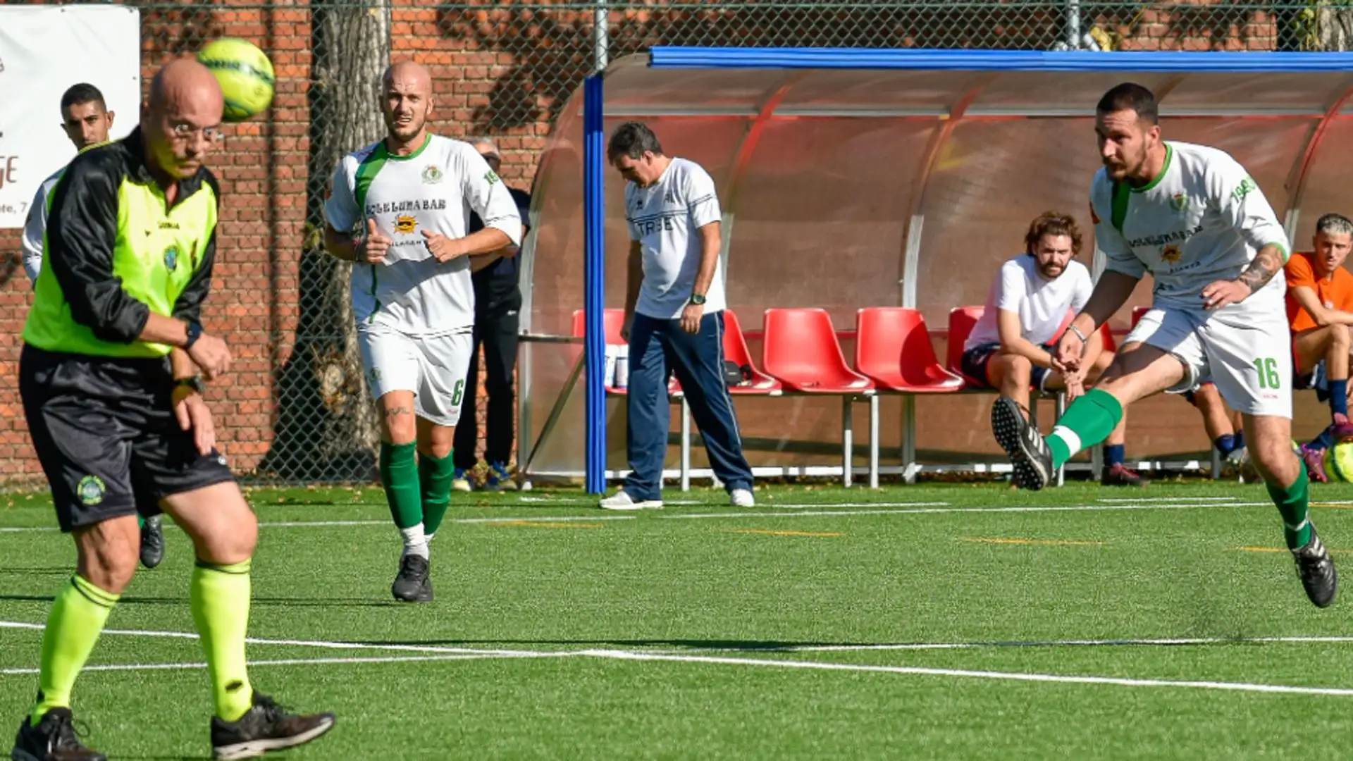 Irritarsi se l'arbitro finisce per intralciare il gioco