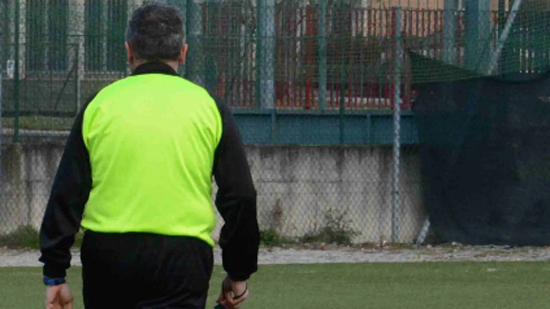 Appoggiare la propria mano sul petto dell’arbitro