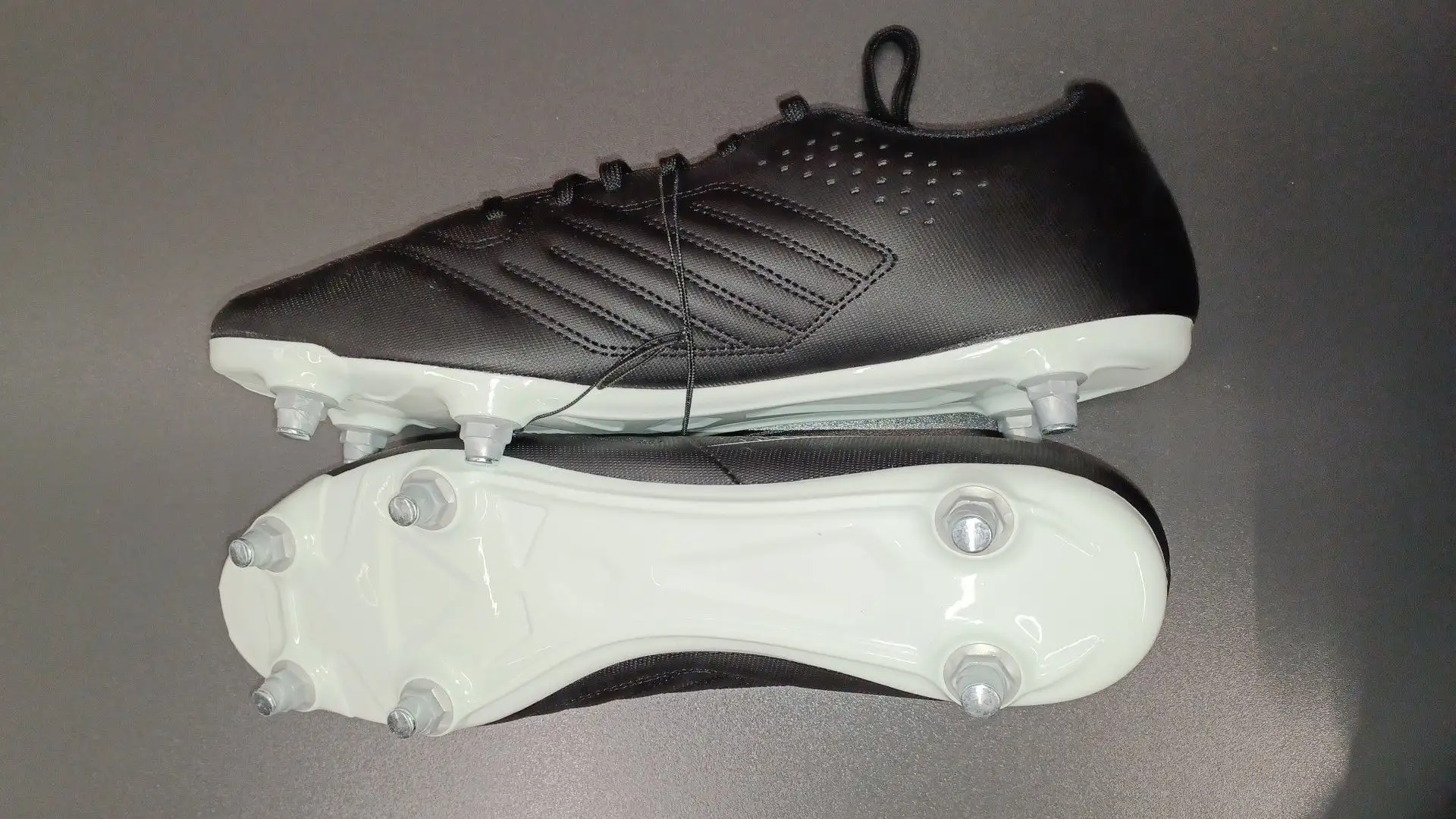Le scarpe da calcio per terreni morbidi hanno 6 tacchetti più lunghi e spessi per evitare di scivolare