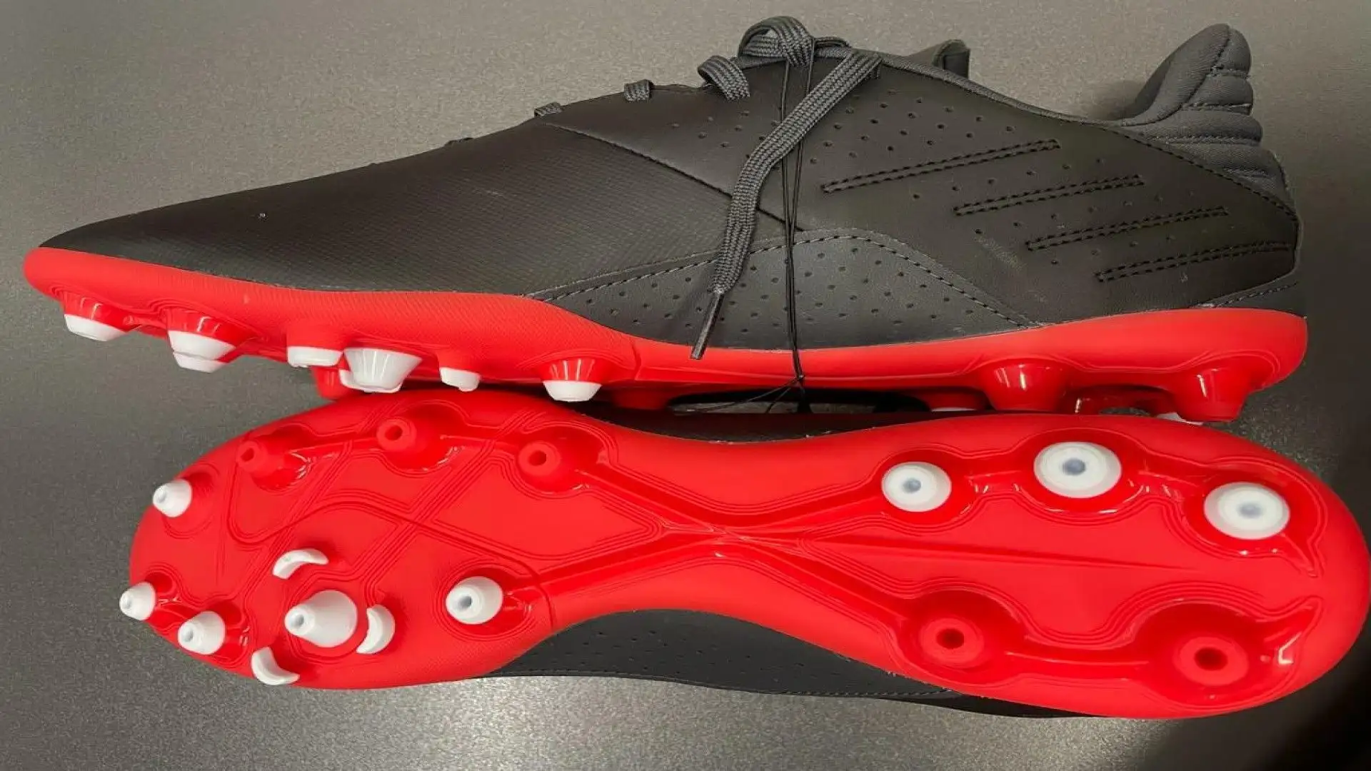 Scarpe caratterizzate da un gambo più basso che consente una maggiore libertà di movimento e velocità