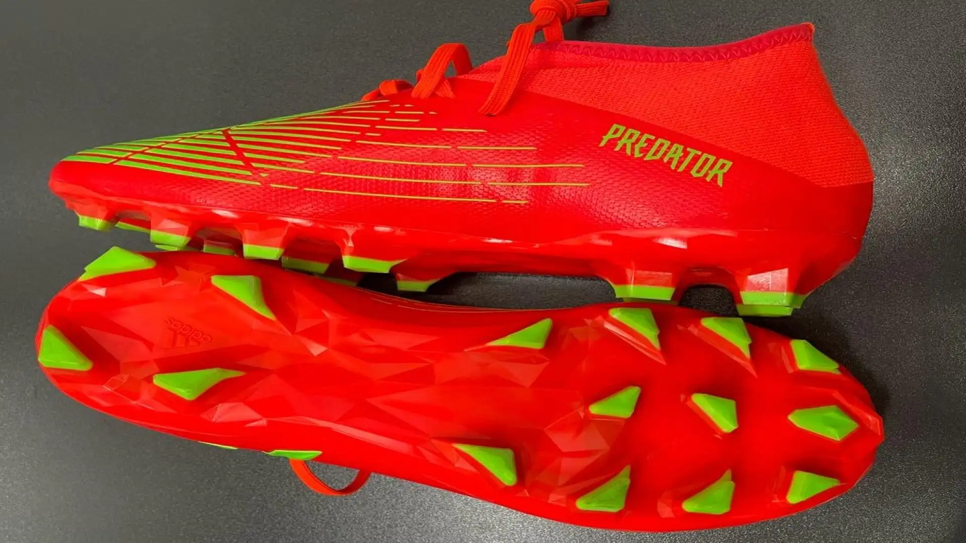 Scarpe da calcio a gambo lungo, spesso preferite dai difensori per proteggere la caviglia nei contrasti