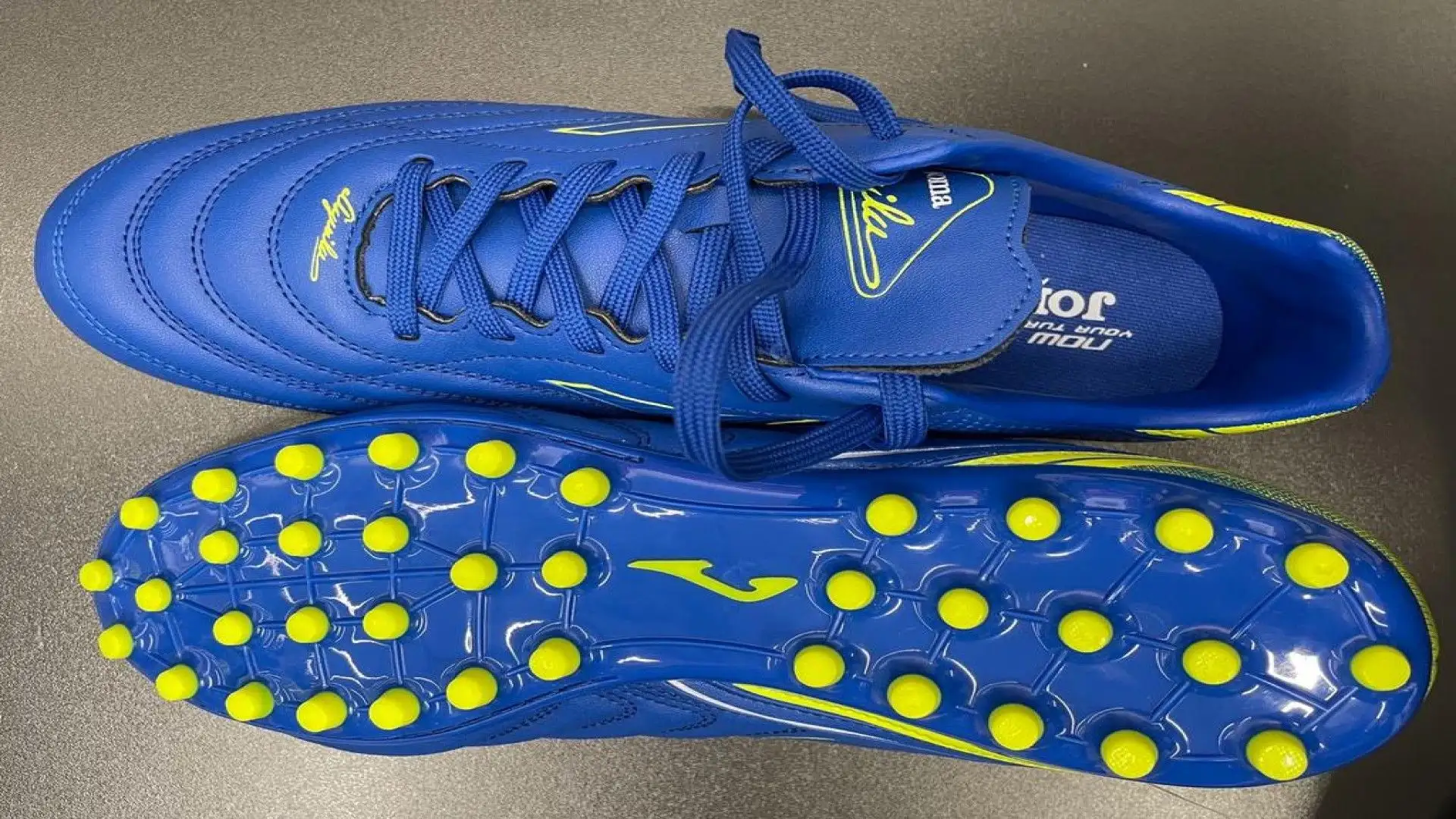 Le scarpe da calcio per campi in erba artificiale hanno una suola più piatta e tacchetti più corti e numerosi