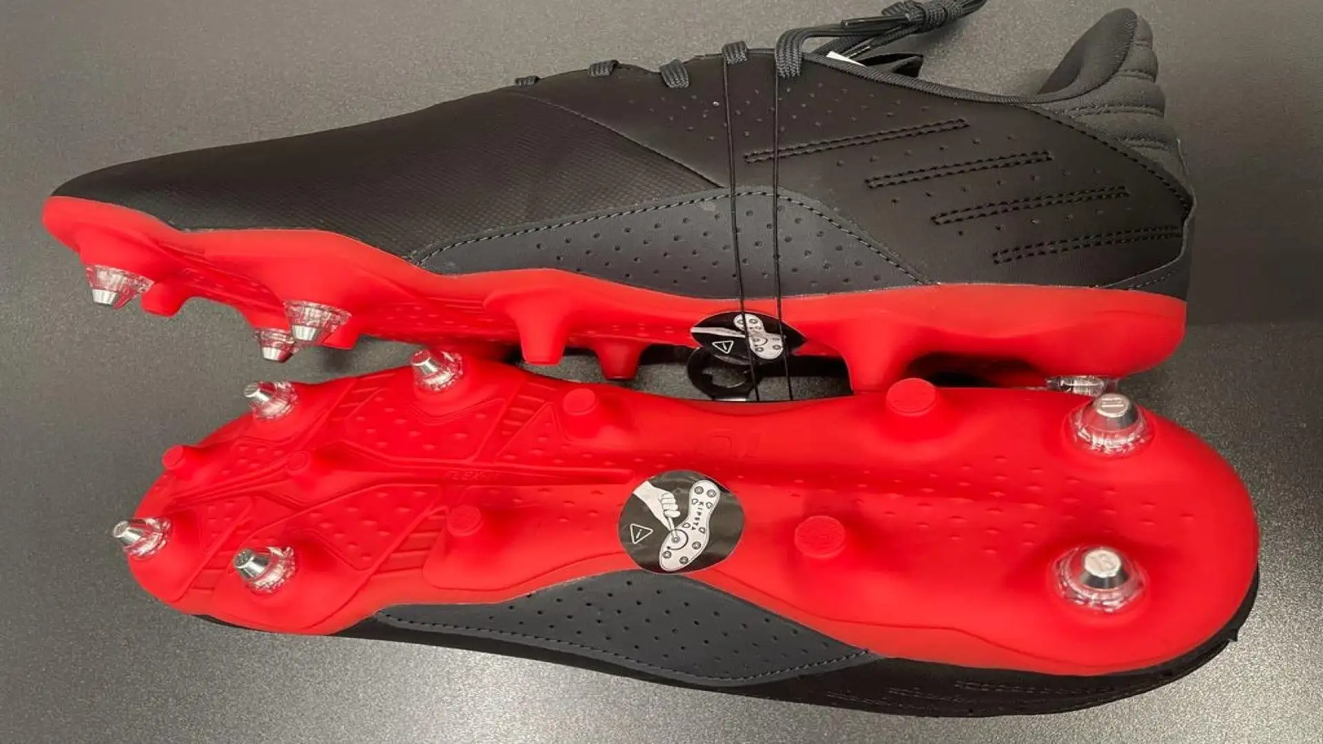 Scarpe con tacchetti misti che possono essere aggiunti o rimossi a seconda delle condizione del terreno