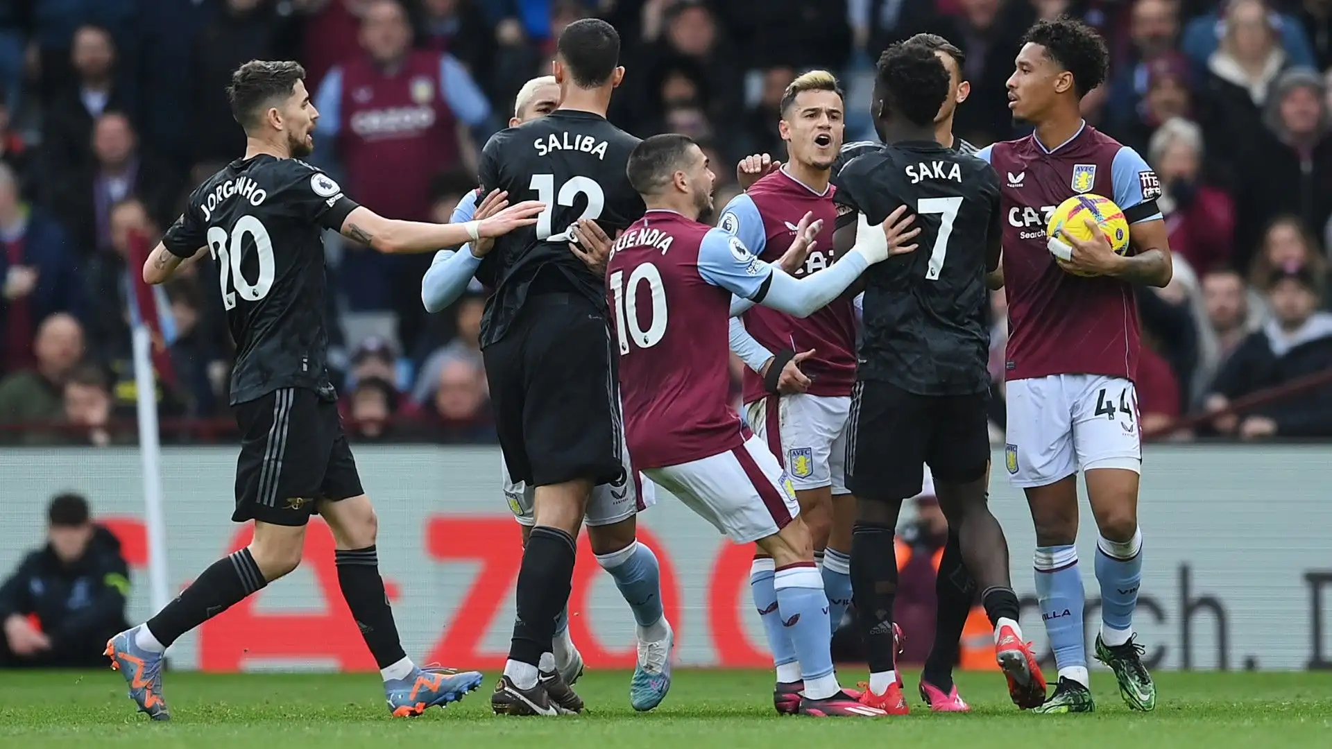 Brutto episodio durante la partita tra Arsenal e Aston Villa