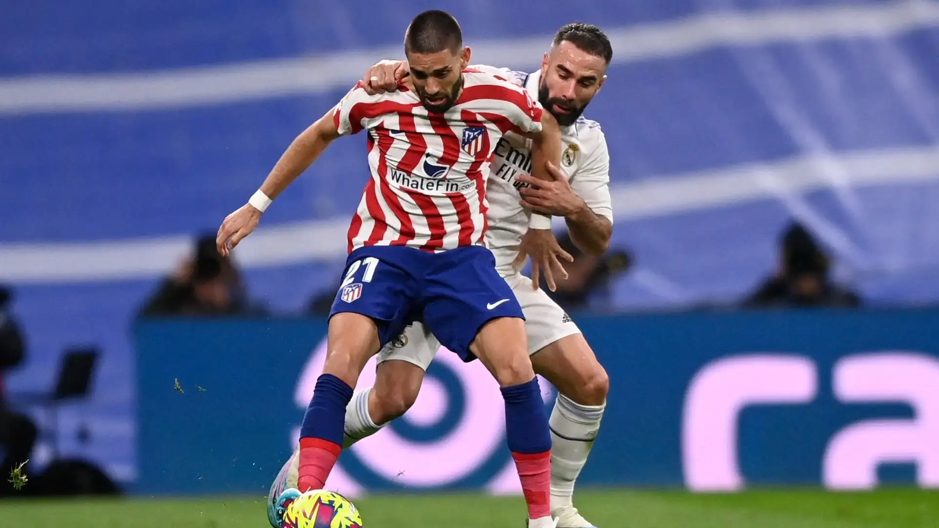 Carvajal, veterano del Real Madrid, cerca di rubare palla all'avversario