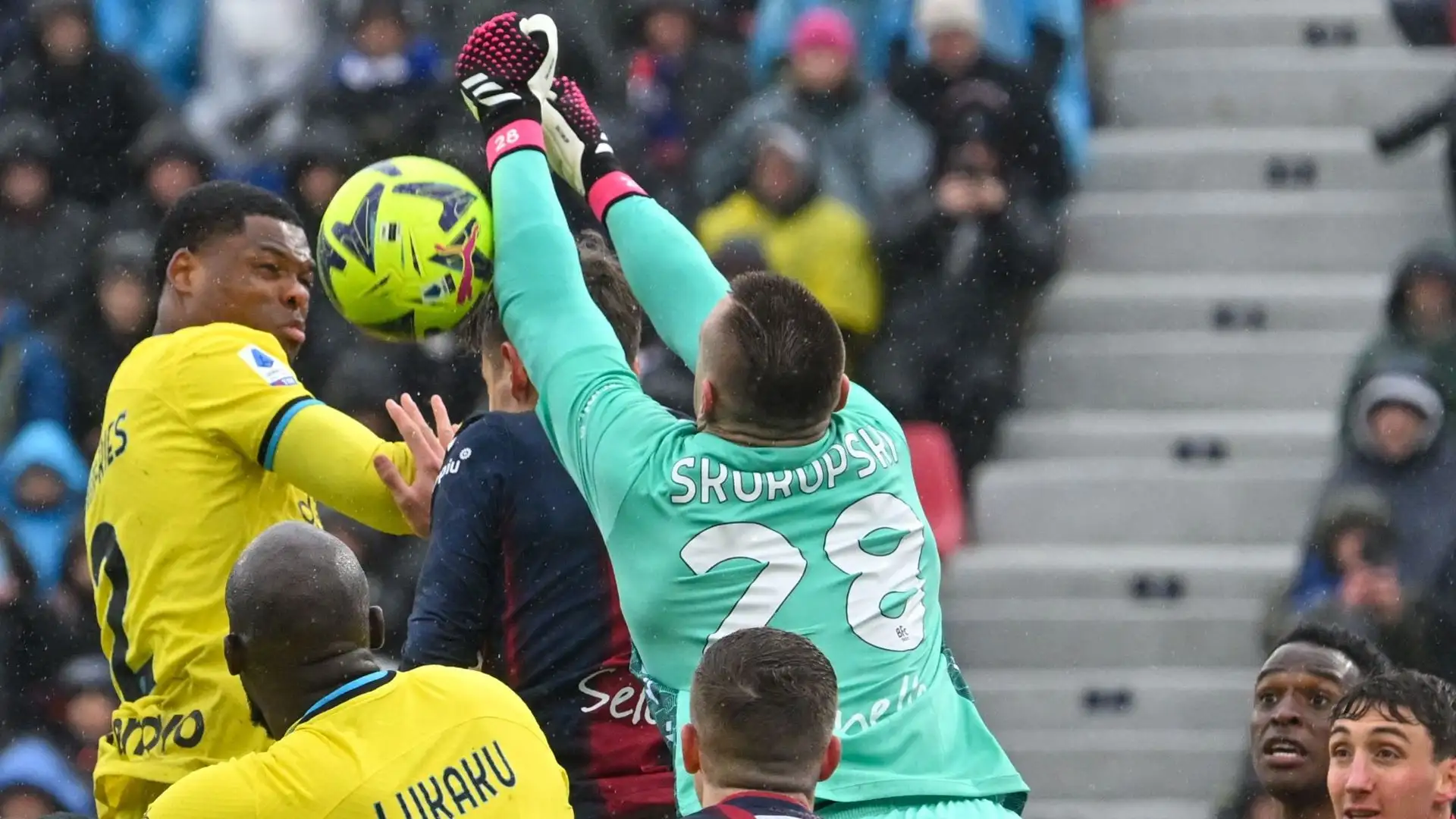 Skorupski 6,5: l'Inter tira quasi sempre fuori ma su Lukaku e soprattutto Dzeko è decisivo
