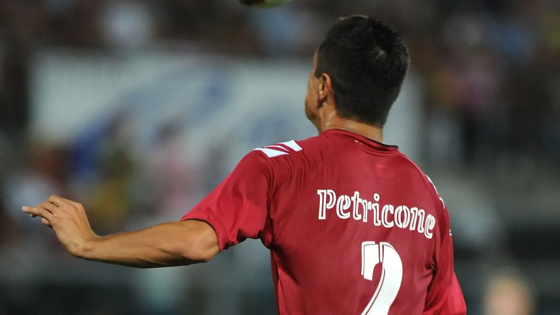 Incredibile ma vero: un altro errore nella stessa partita. Al posto di Perticone, sulla maglia c'era scritto Petricone, con la r e la t invertite