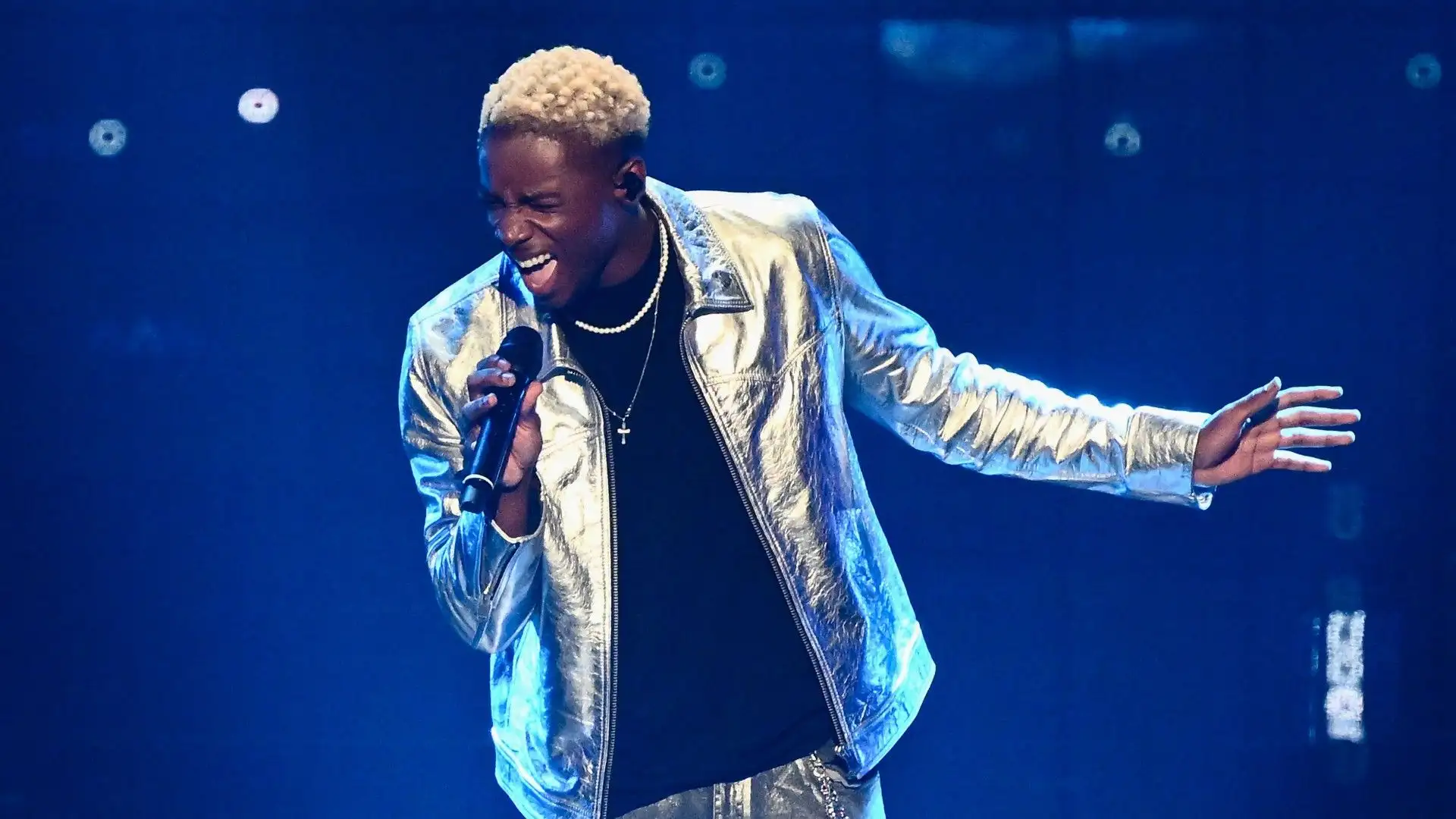 Jeremie Makiese: nel 2021 ha firmato un contratto con il Royal Excelsior Virton ma già dall'anno precedente era molto conosciuto come cantante
