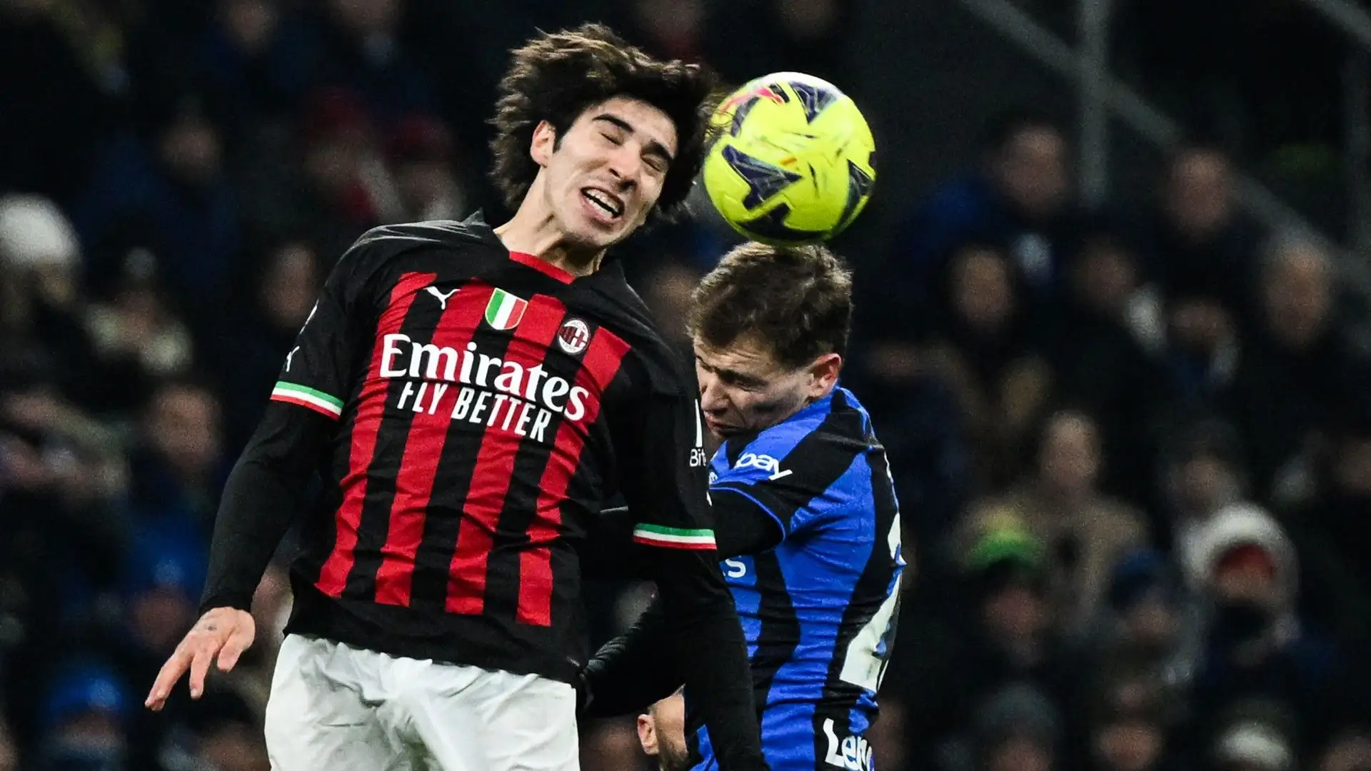 Uno scontro aereo tra Sandro Tonali e Nicolò Barella
