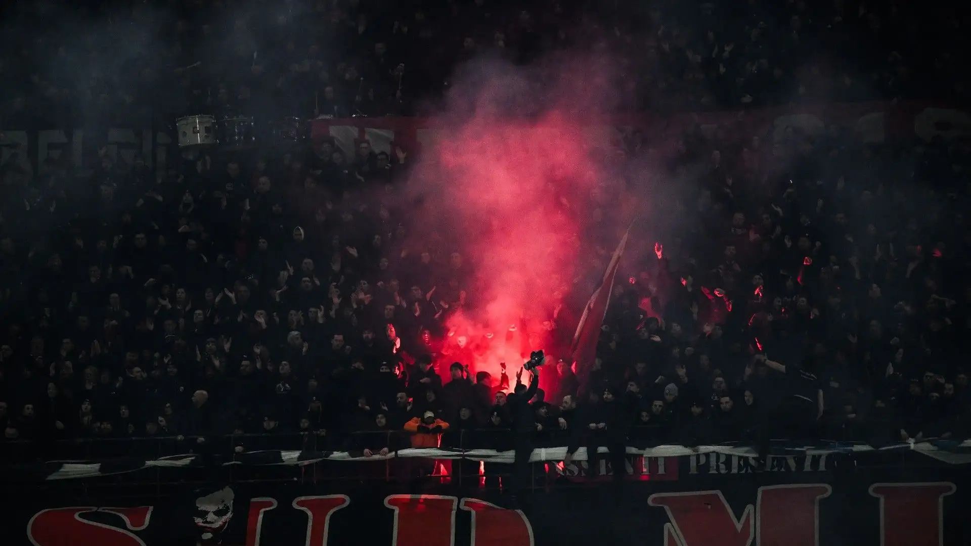 I tifosi rossoneri si sono fatti sentire e hanno dato il loro sostegno ai calciatori