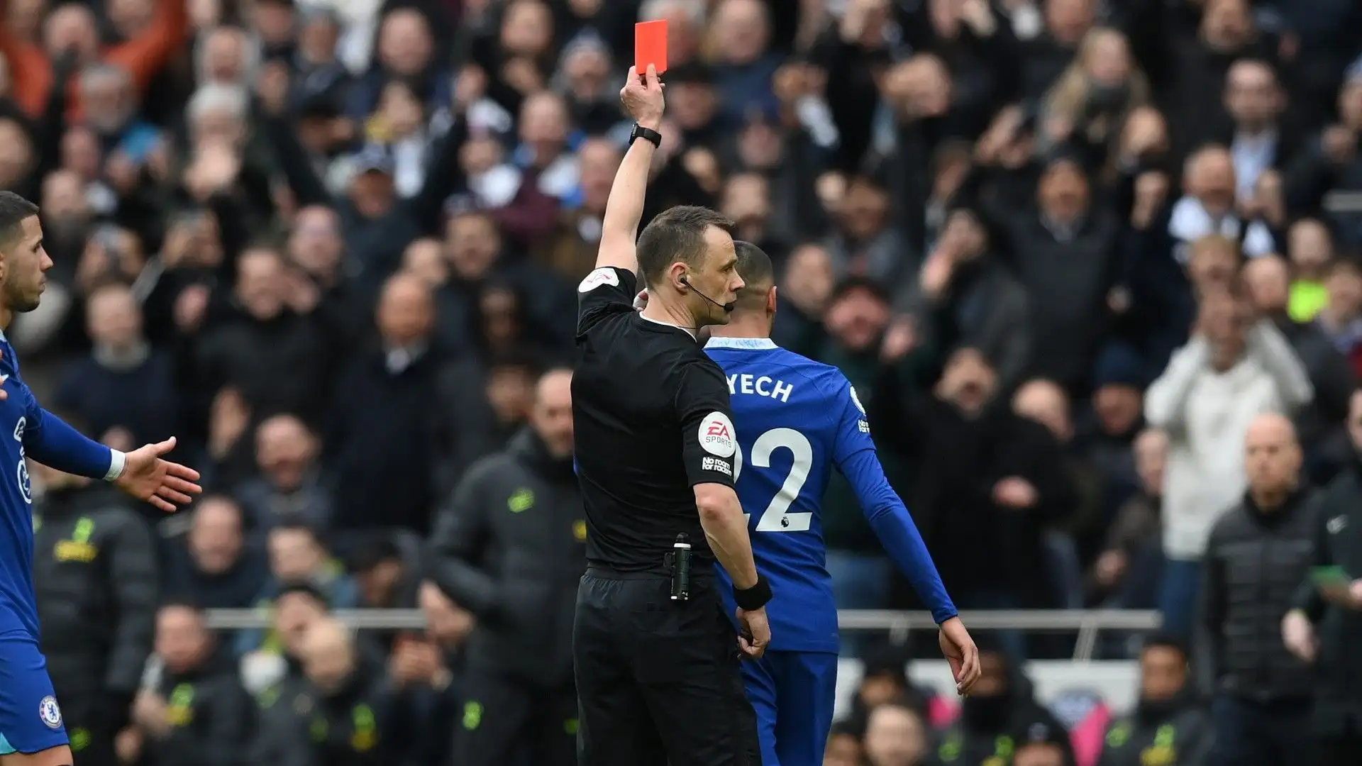 Hakim Ziyech è stato espulso, poi il VAR ha revocato la decisione dell'arbitro