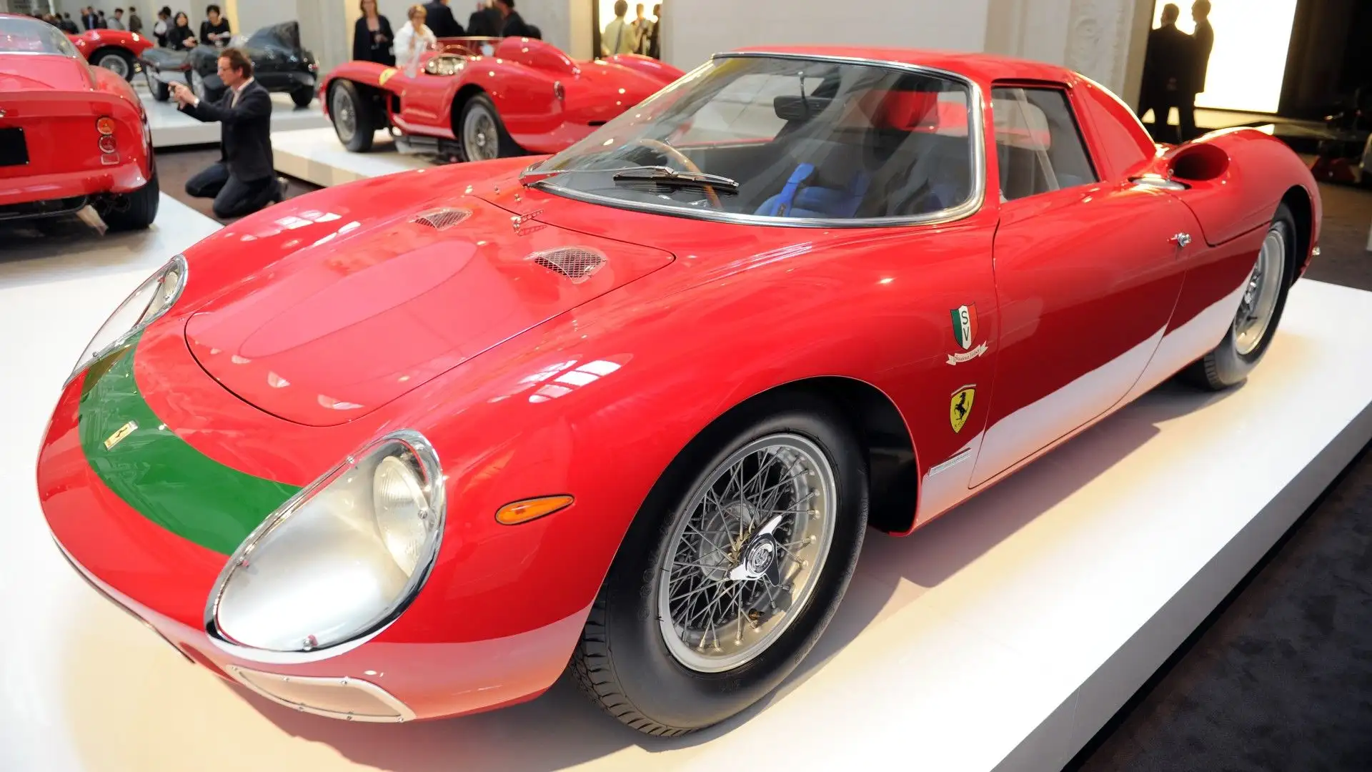 Monta un motore V12 che eroga una potenza massima di 235 kW (320 CV) a 7500 giri/min