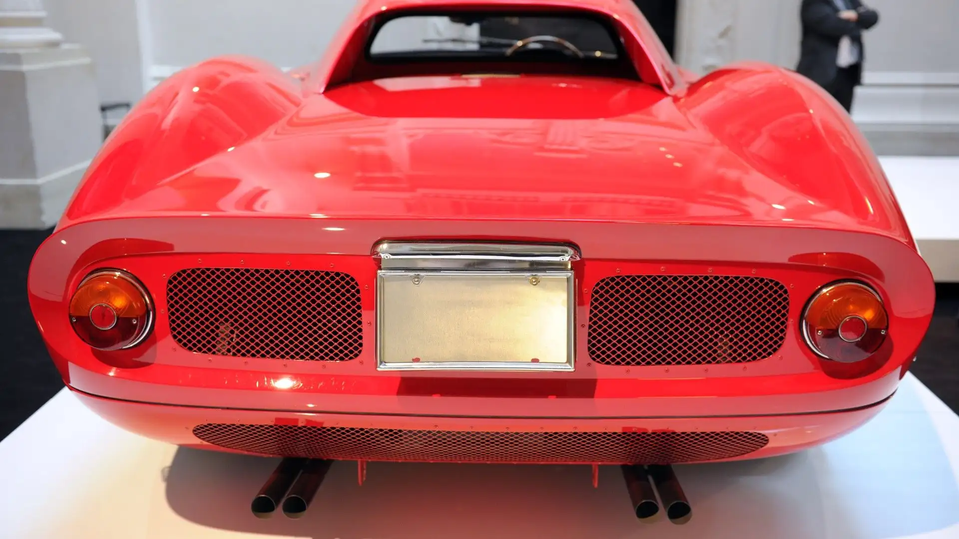 Questa splendida auto raggiunge una velocità massima di 287km/h