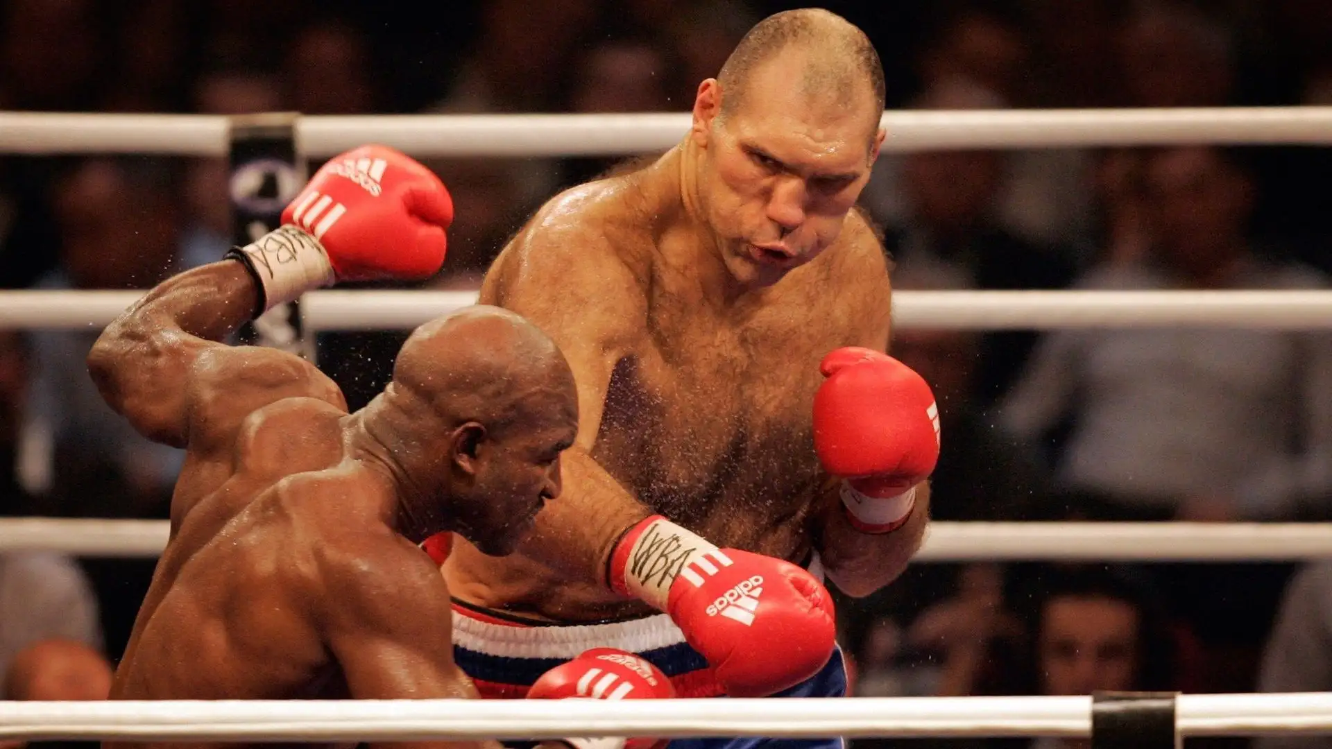 Nikolai Valuev (Russia, Boxe): 213 cm di altezza