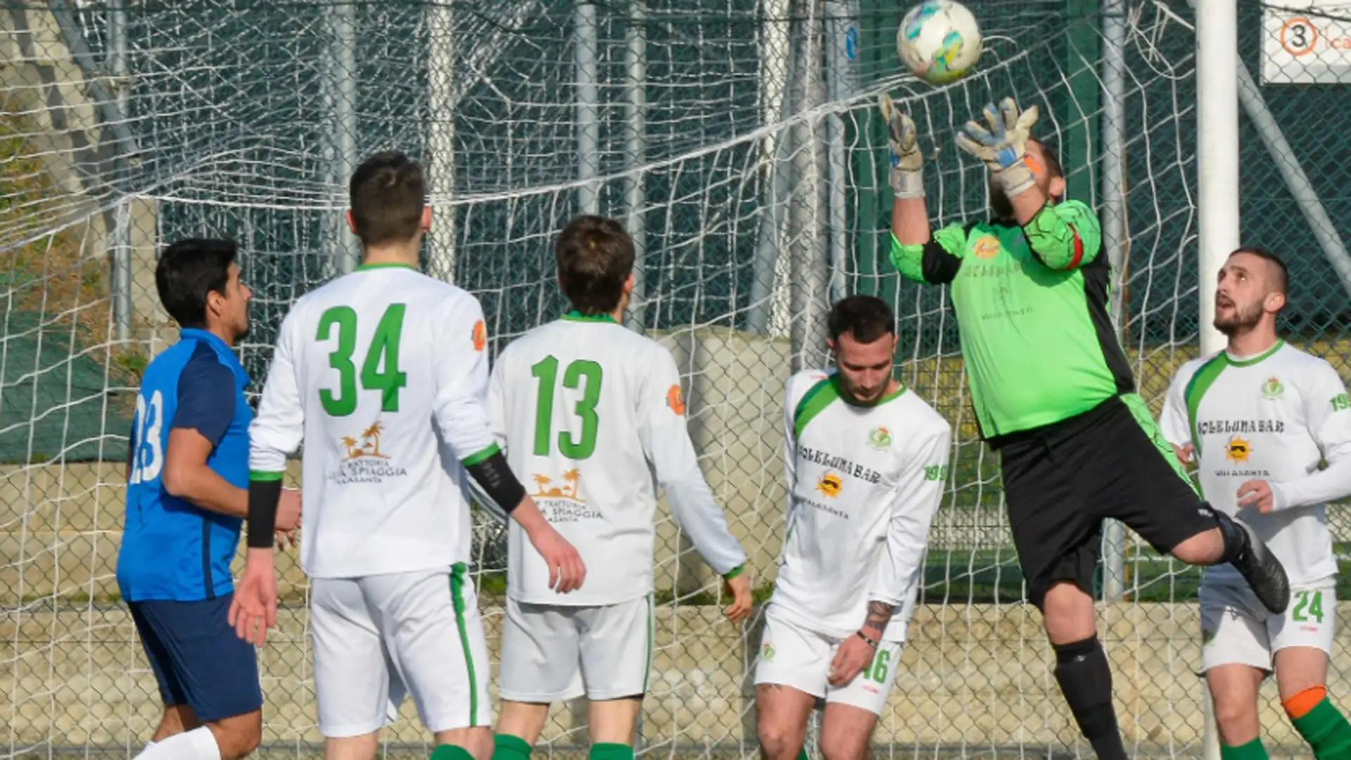 I compagni di squadra devono anche impedire che un avversario disturbi il proprio portiere
