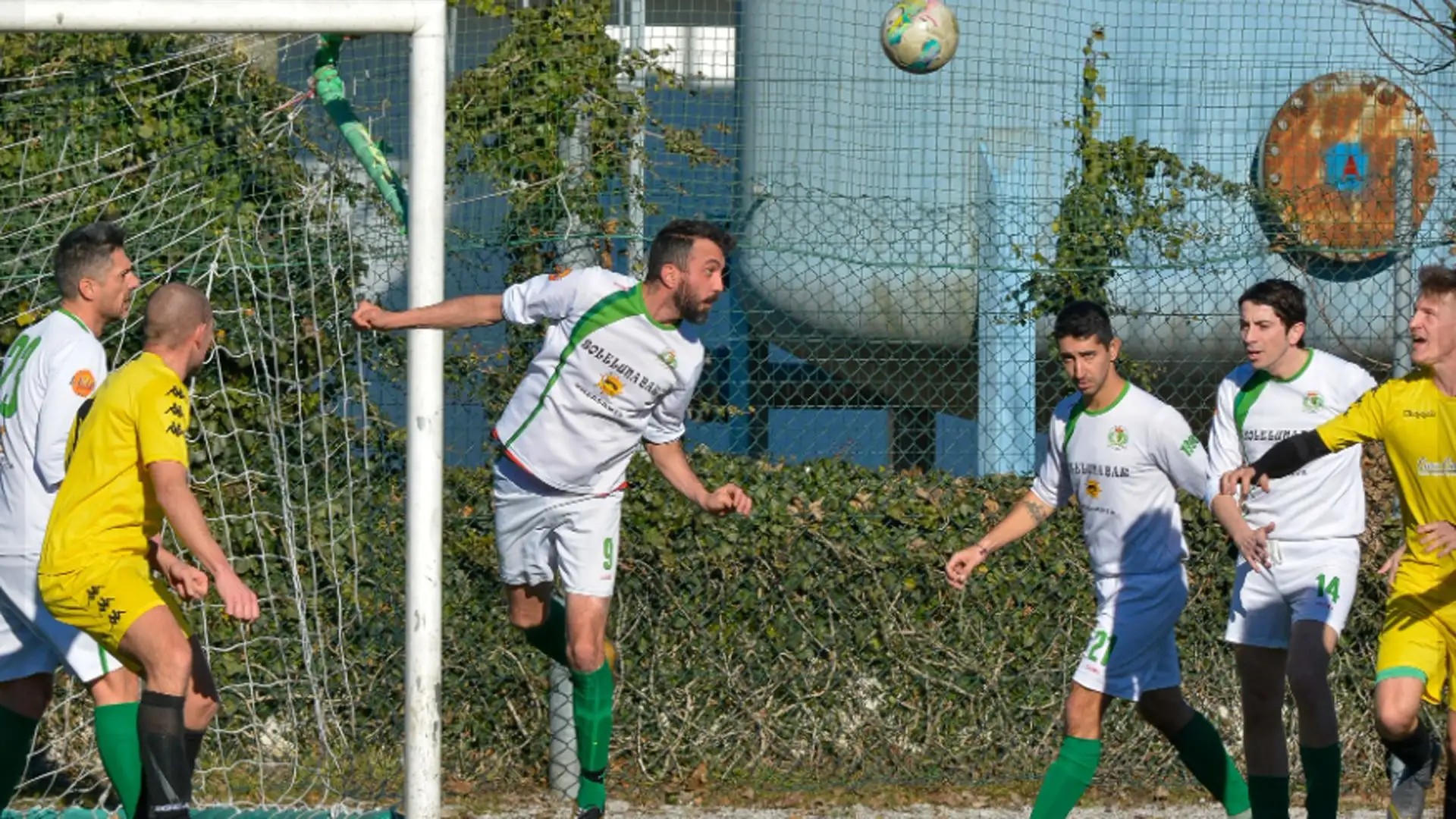 Un giocatore, di solito un attaccante della squadra che subisce il calcio d’angolo, si colloca sul primo palo