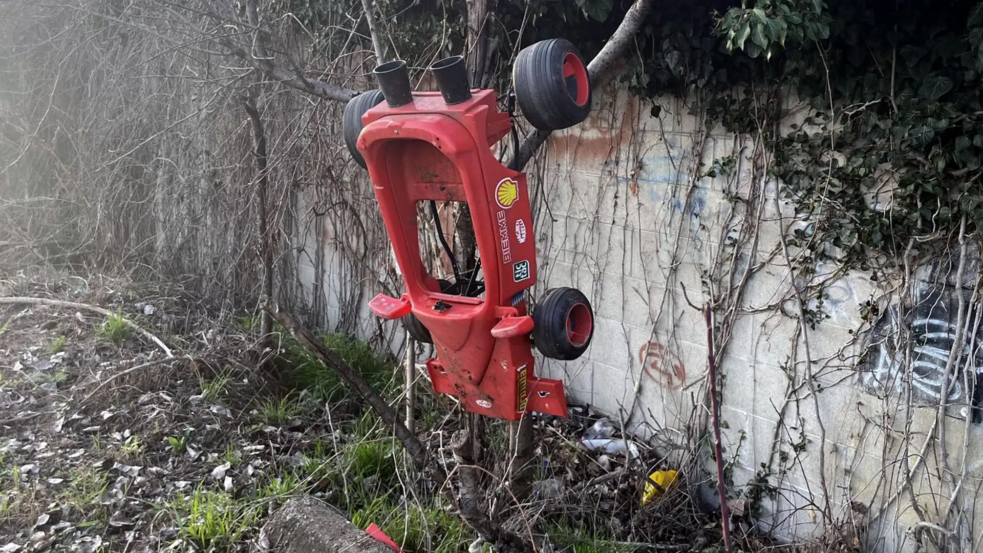 Un peccato vedere un modellino della Ferrari abbandonato così