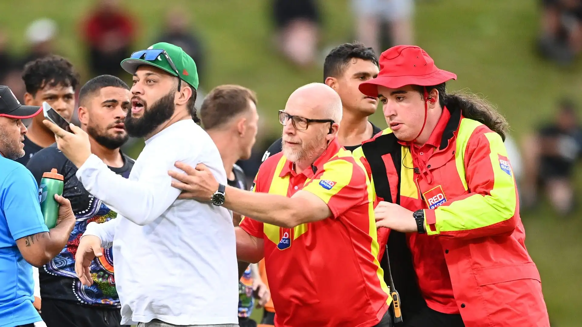 L'uomo è entrato sul campo di gioco mentre si stava svolgendo la sfida tra Indigenous All Stars e Maori All Stars