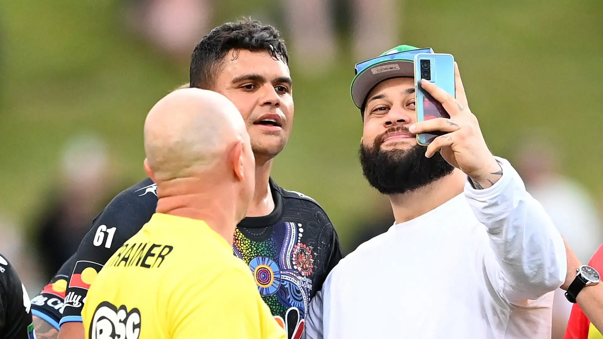 L'arbitro ha dovuto ovviamente sospendere la partita per allontanare l'uomo