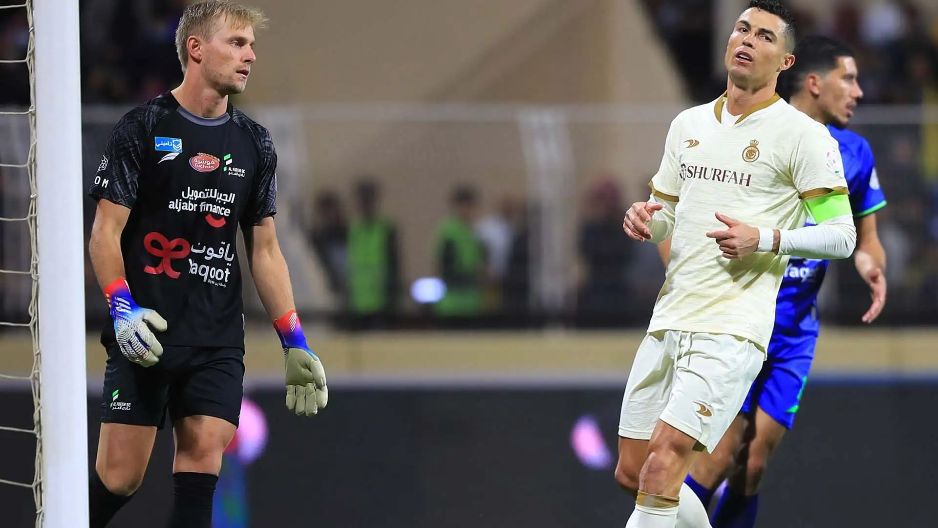Qui ha appena cercato di fare a gol a Jacob Rinne, portiere svedese del Fateh