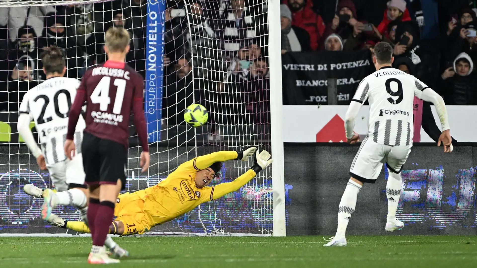 Vlahovic ha battuto Ochoa anche dal dischetto