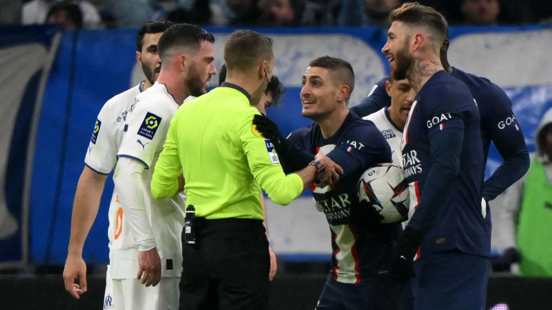 Qui l'arbitro Turpin parla con Verratti