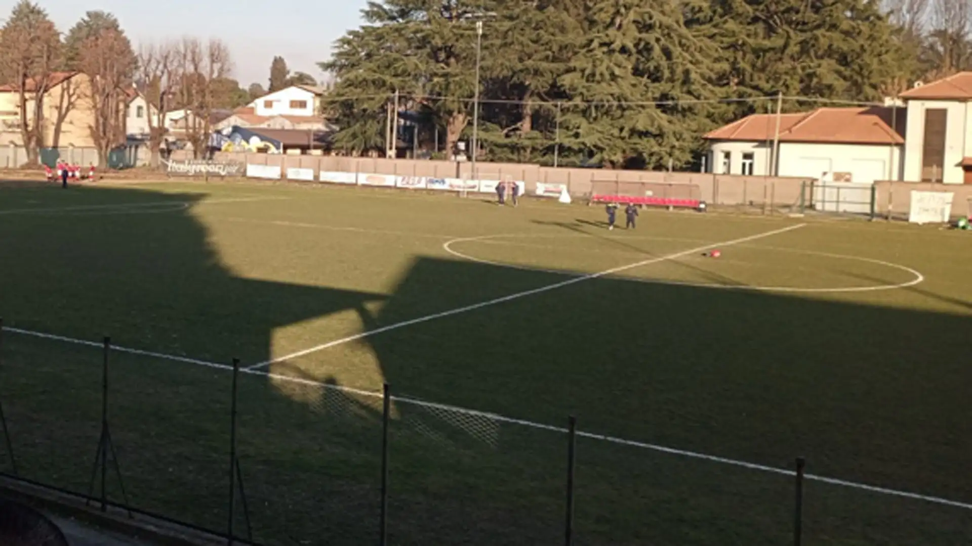 Non seguire la squadra quando si è squalificati o infortunati non in maniera seria
