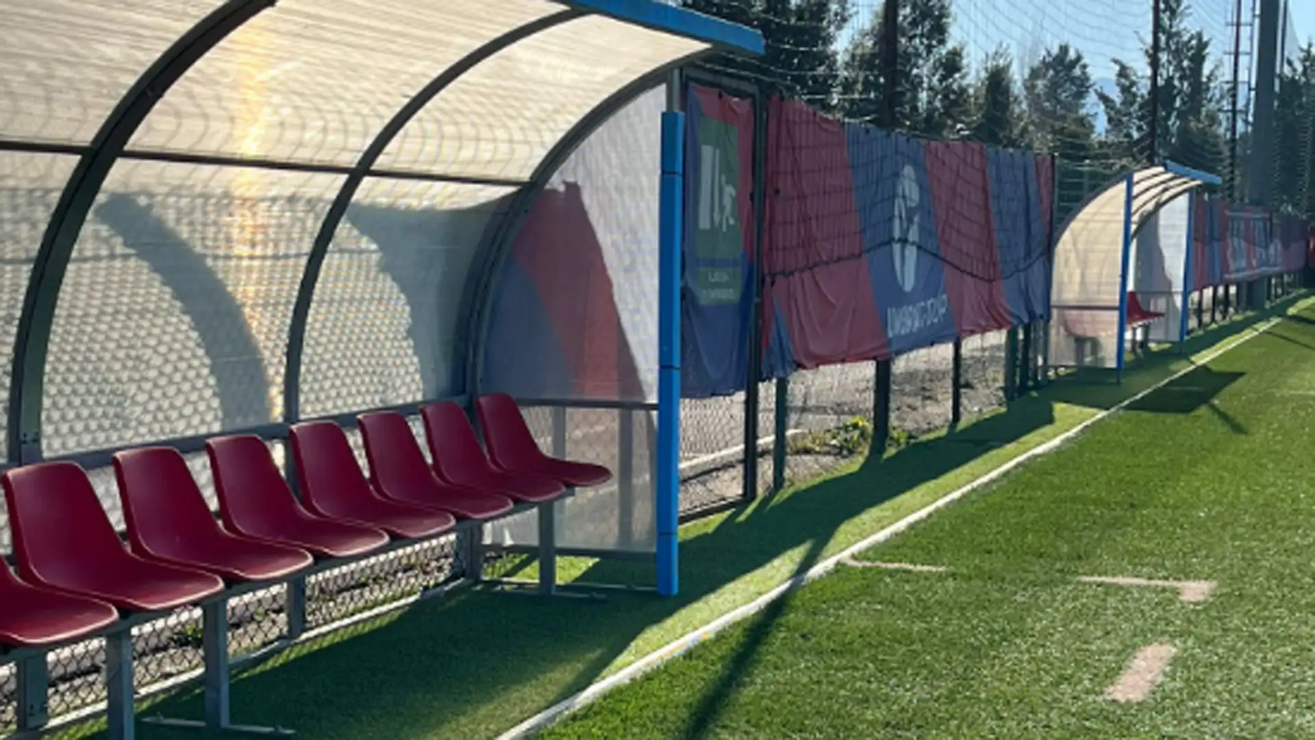 Parlare mentre l'allenatore dà le disposizioni in campo sia in allenamento che prima di una gara

