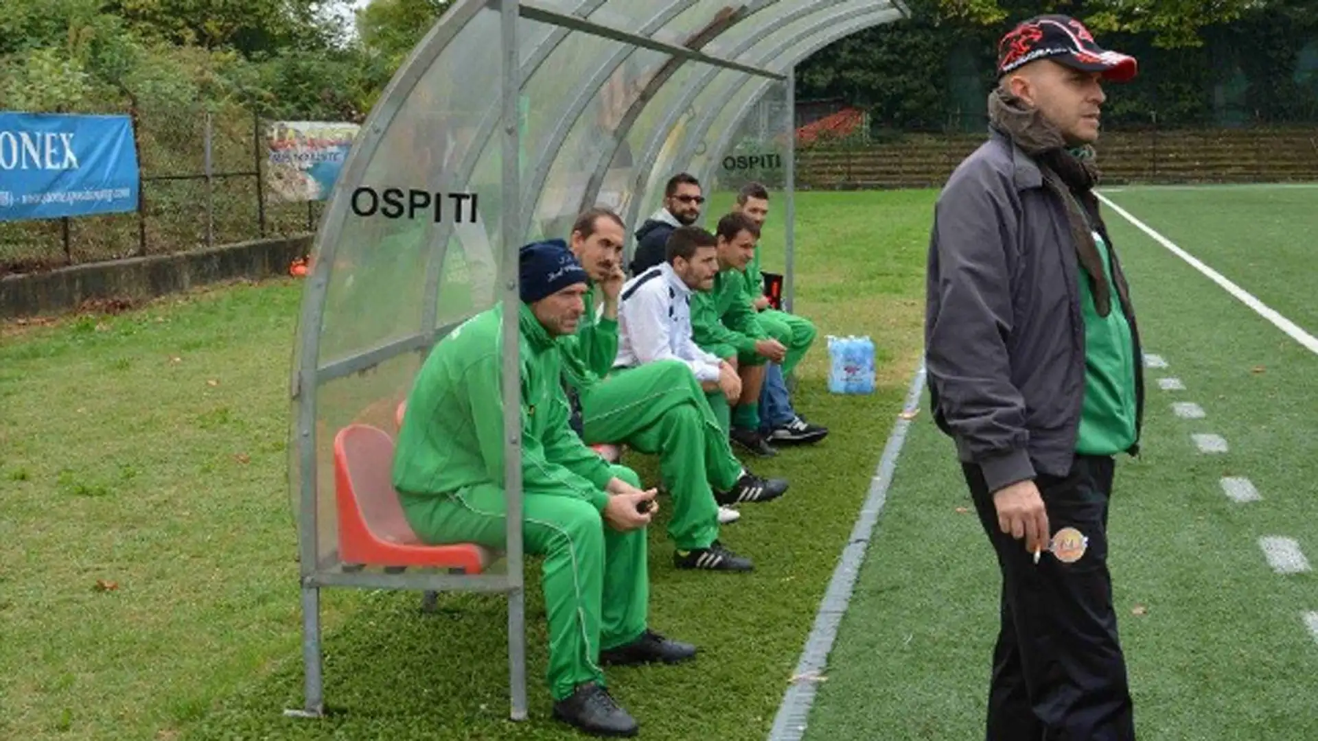 Durante il riscaldamento pre-partita restare negli spogliatoi invece di stare con i compagni