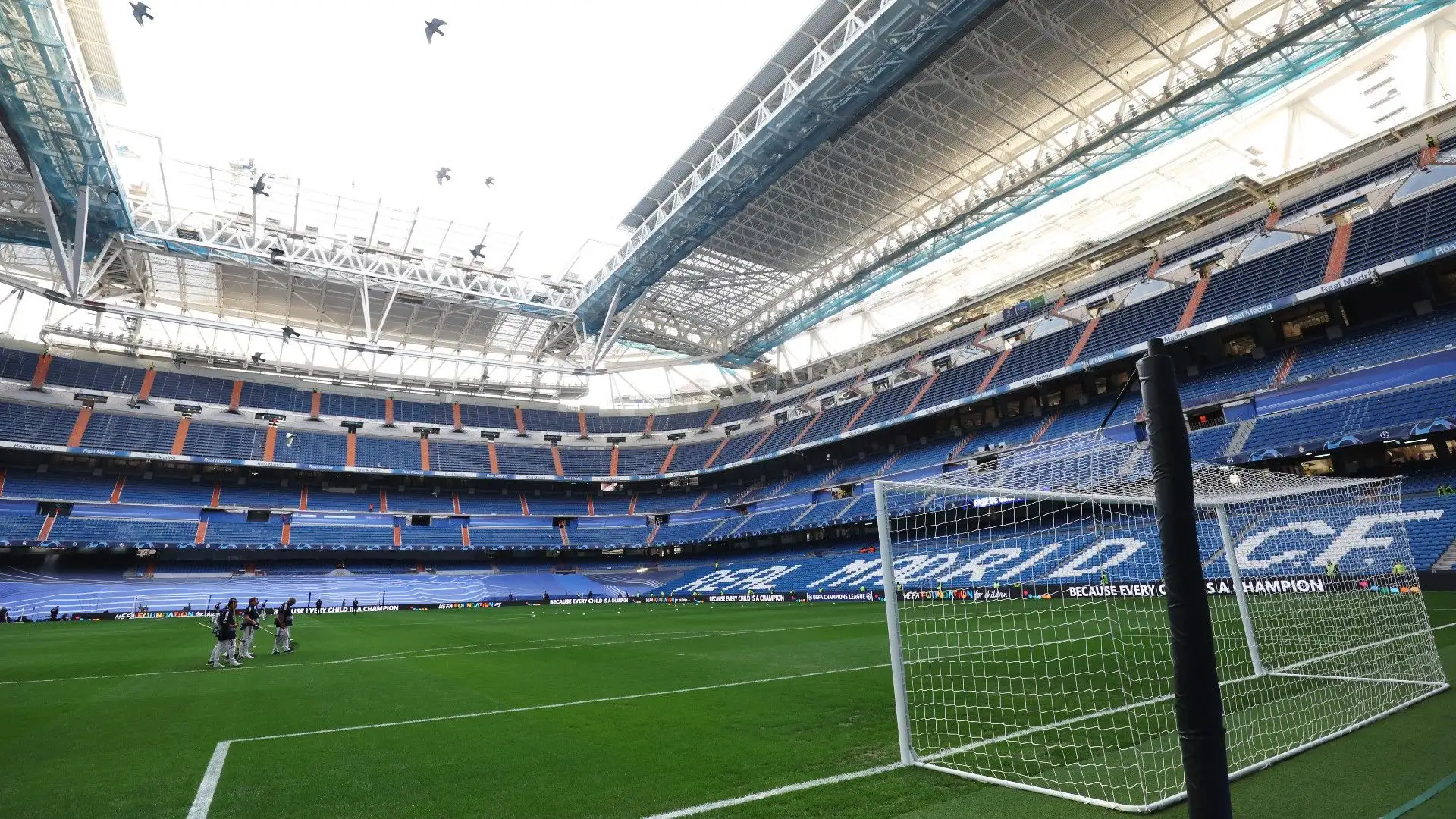 Santiago Bernabeu - Madrid, Spagna: lo stadio del Real Madrid, noto per la sua architettura moderna e la sua capacità di ospitare grandi eventi
