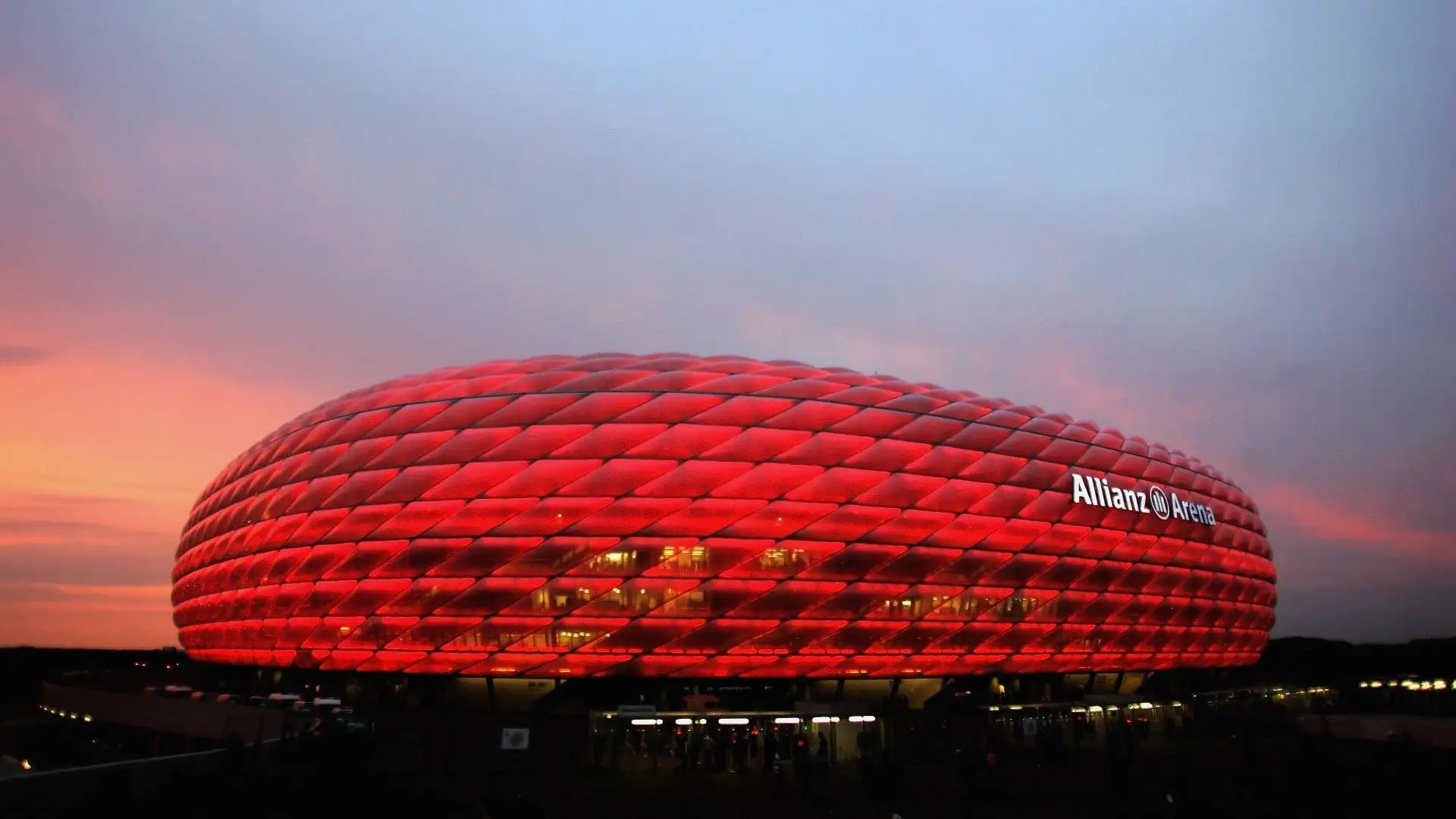 Allianz Arena - Monaco di Baviera, Germania: lo stadio del Bayern Monaco, noto per la sua architettura moderna e il suo sistema di illuminazione esterno a LED. Un gioiello dell'innovazione
