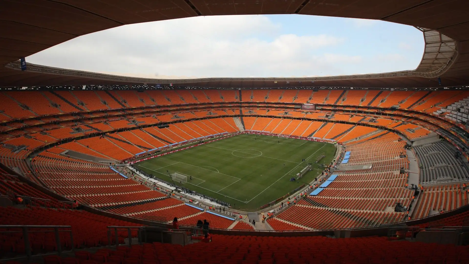 Soccer City - Johannesburg, Sudafrica: lo stadio che ha ospitato la finale della Coppa del Mondo del 2010, noto per la sua architettura unica ispirata alla forma di una pentola africana
