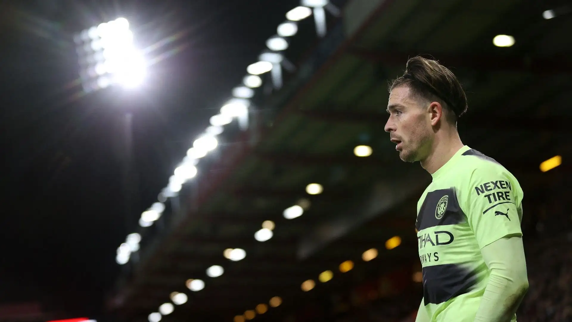 Jack Grealish mentre batte un calcio d'angolo