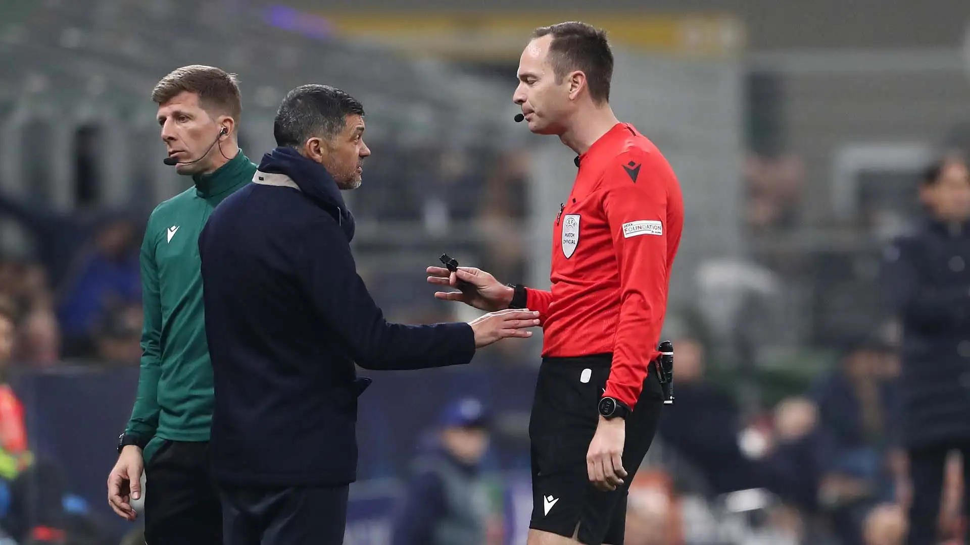 Qui l'arbitro fa un discorso all'allenatore portoghese