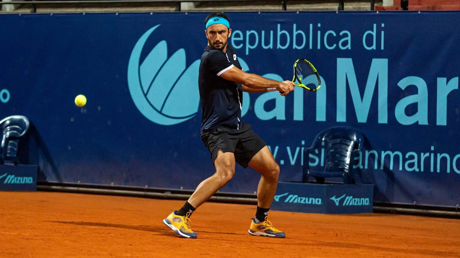 Scegli la giusta scarpa. Sulla terra battuta le scarpe da tennis devono avere una suola a spina di pesce, che fornisce maggiore aderenza sulla superficie (foto Chapman/San Marino Open)