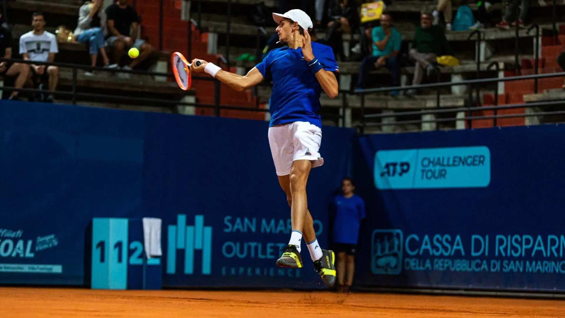 Gioca con più top spin. La superficie morbida della terra battuta permette alla palla di rimbalzare più in alto, quindi devi colpire con un angolo di topspin maggiore per controllare meglio la palla (foto Chapman/San Marino Open)