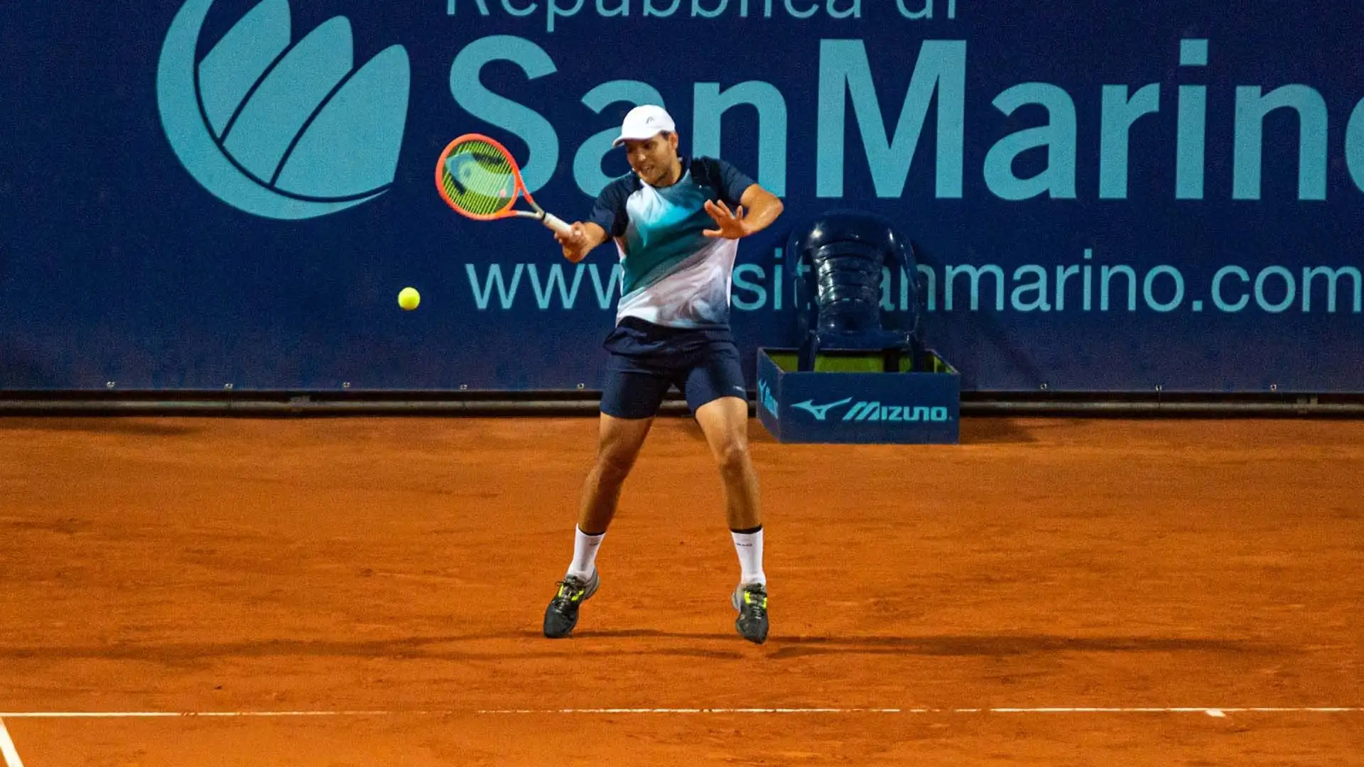 Scegli la giusta racchetta. Scegli una racchetta con una testa più grande e più flessibile per aumentare la potenza e la precisione dei tuoi colpi (foto Chapman/San Marino Open)