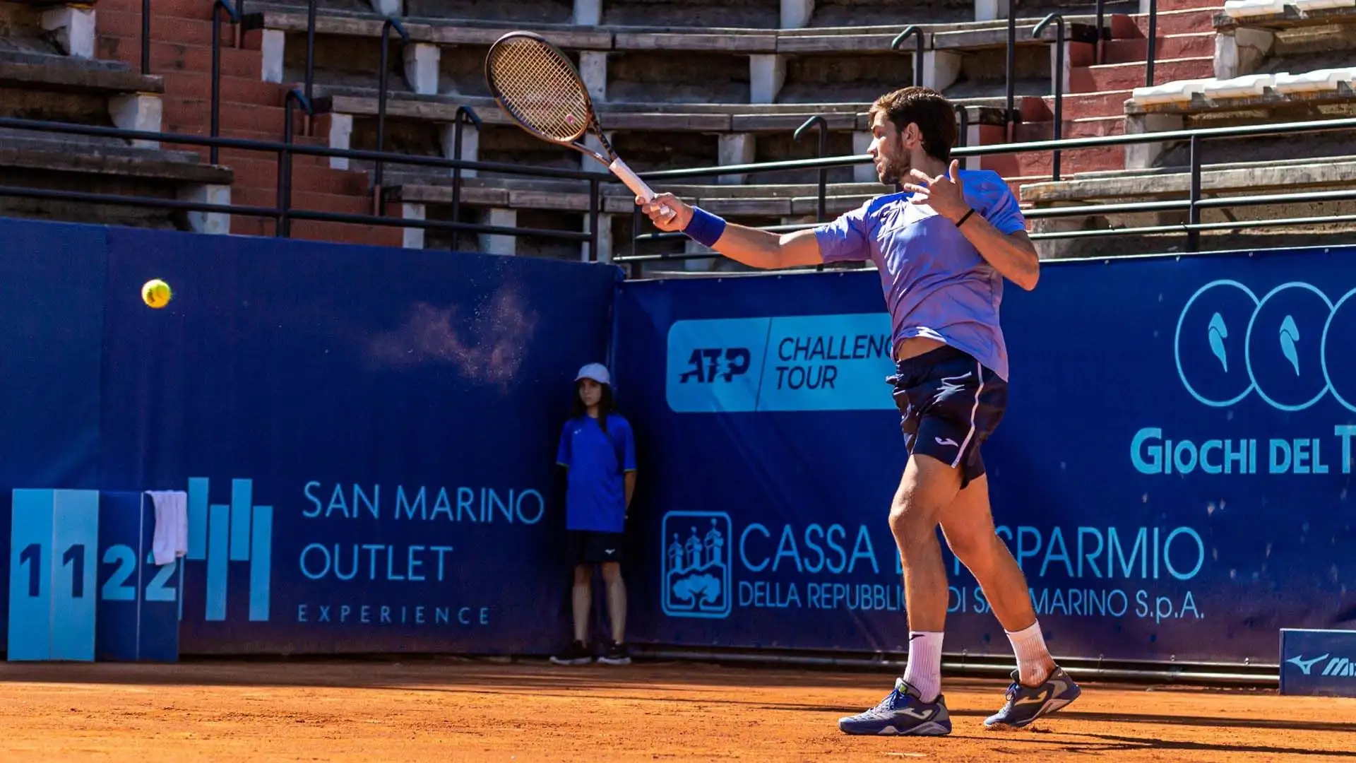 
Sfrutta l'effetto della rotazione. Sulla terra battuta l'effetto laterale è particolarmente efficace, quindi utilizza la rotazione per sfruttare al meglio la superficie (foto Chapman/San Marino Open)
