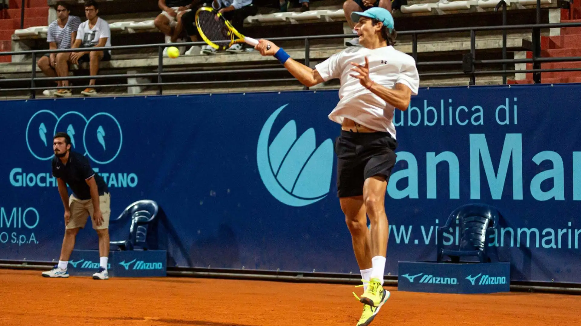 Muoviti lateralmente. Su una superficie lenta come la terra battuta, spostarsi lateralmente ti aiuta a ottenere una posizione migliore per colpire la pallina (foto Chapman/San Marino Open)