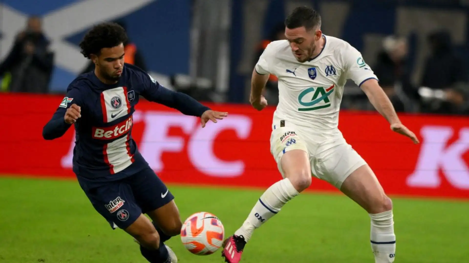 Diventa il più giovane giocatore nella storia del PSG e il primo 2006 a debuttare in campionato