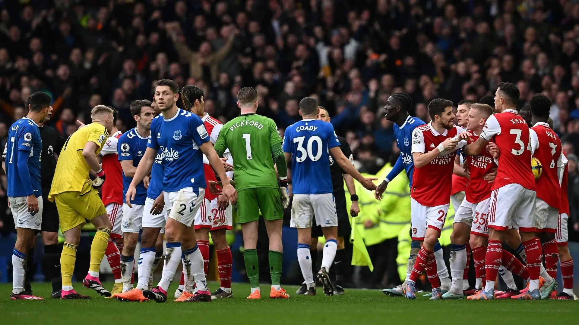 Sono state davvero scene bruttissime: sono intervenuti quasi tutti i calciatori per dividere i due giocatori