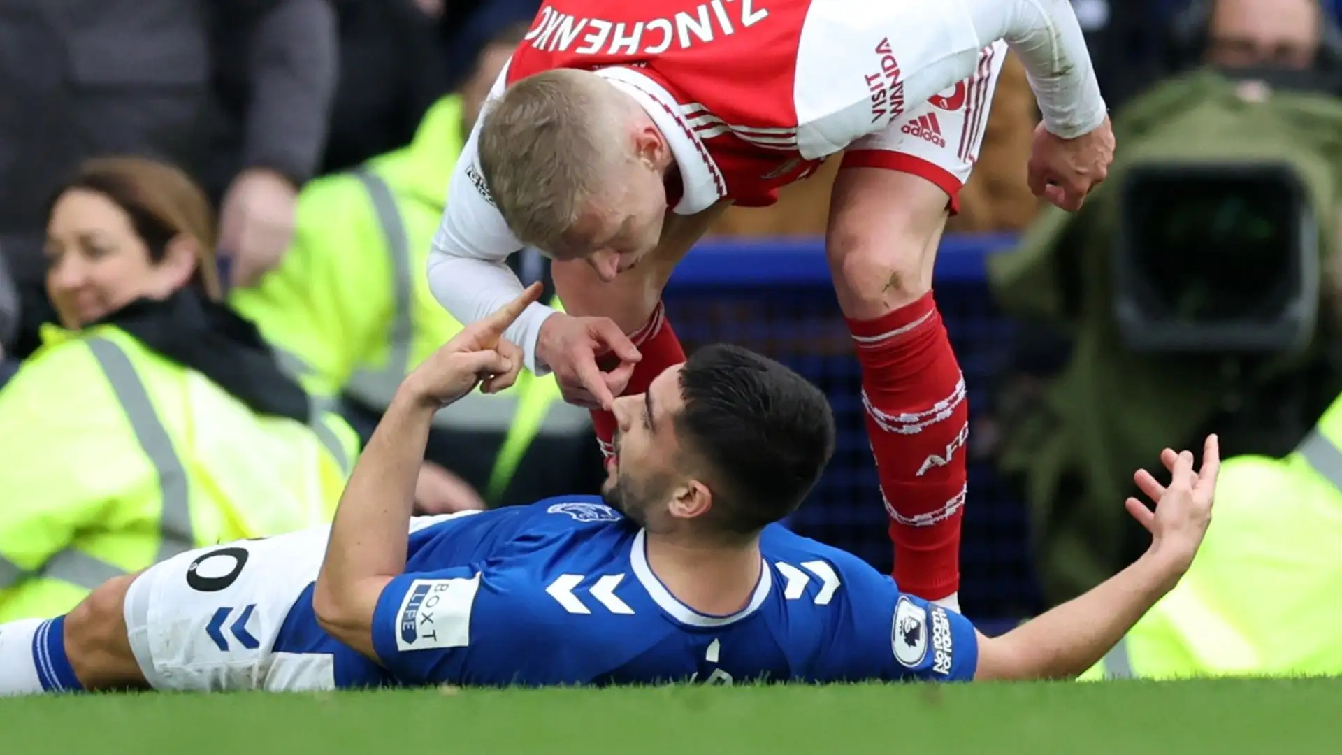 Ecco il momento in cui il calciatore dei Gunners si è infuriato con Seamus Coleman
