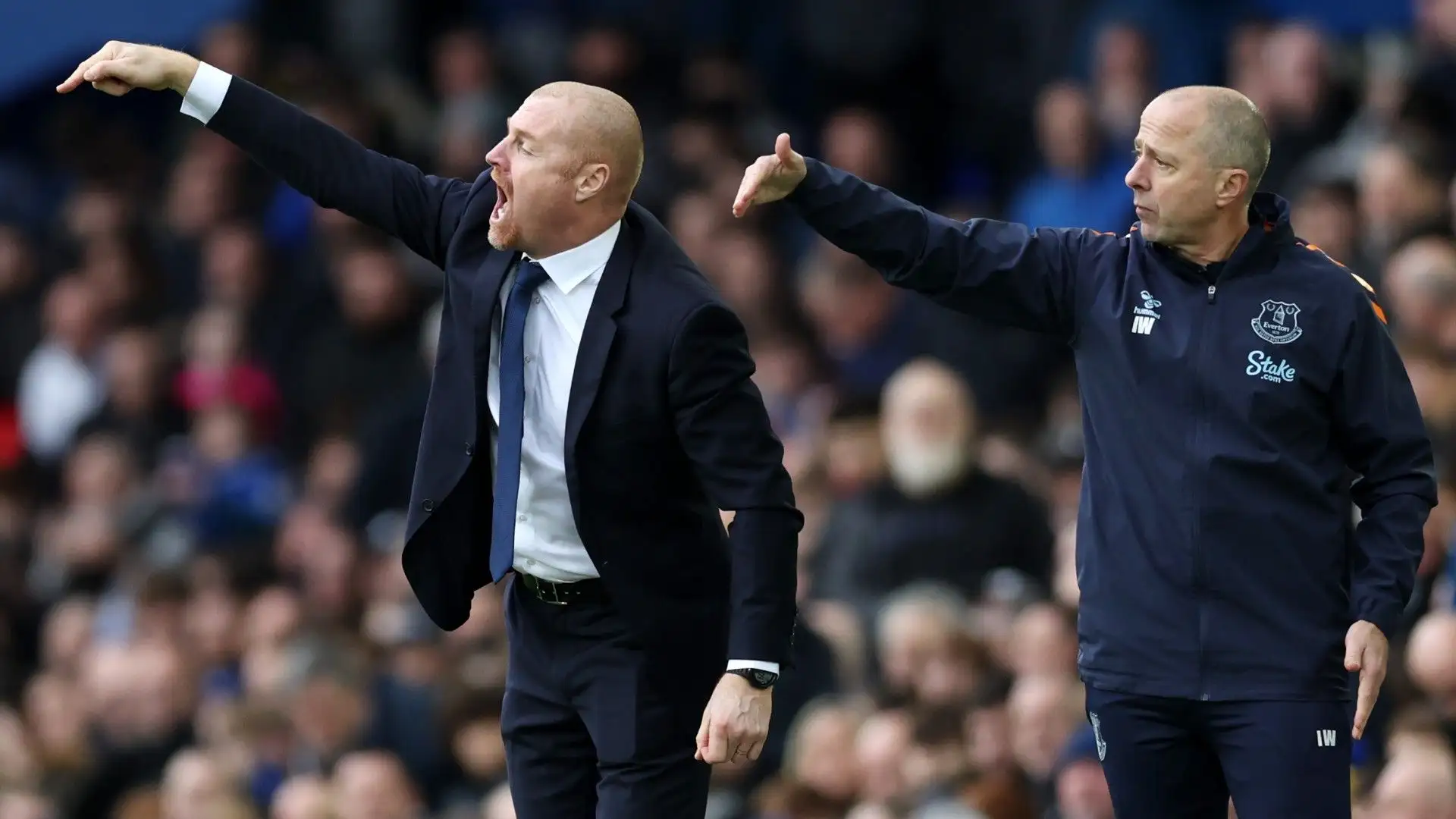Sean Dyche, allenatore dell'Everton, mentre dà indicazioni ai suoi calciatori