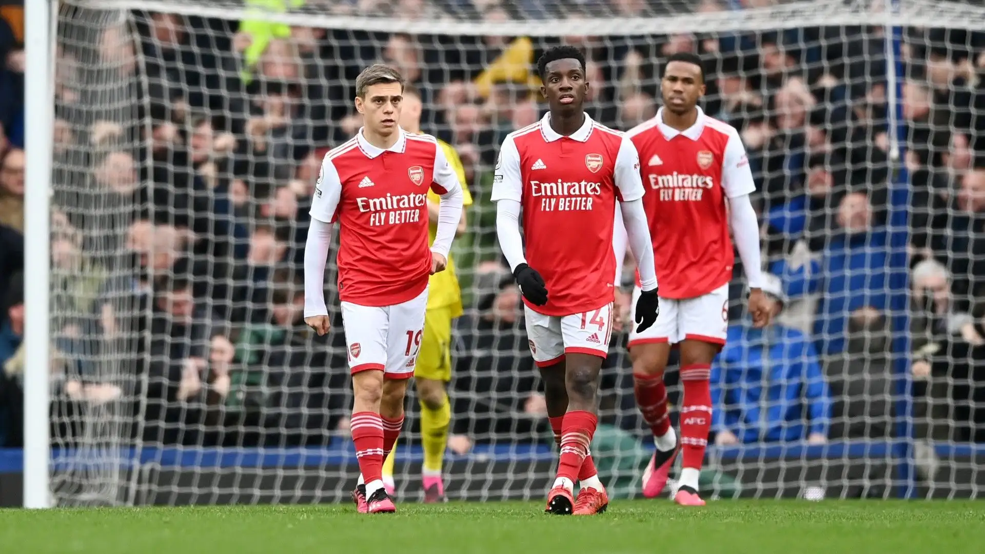 Nonostante la sconfitta, i Gunners sono primi in classifica davanti a Manchester City e Manchester United